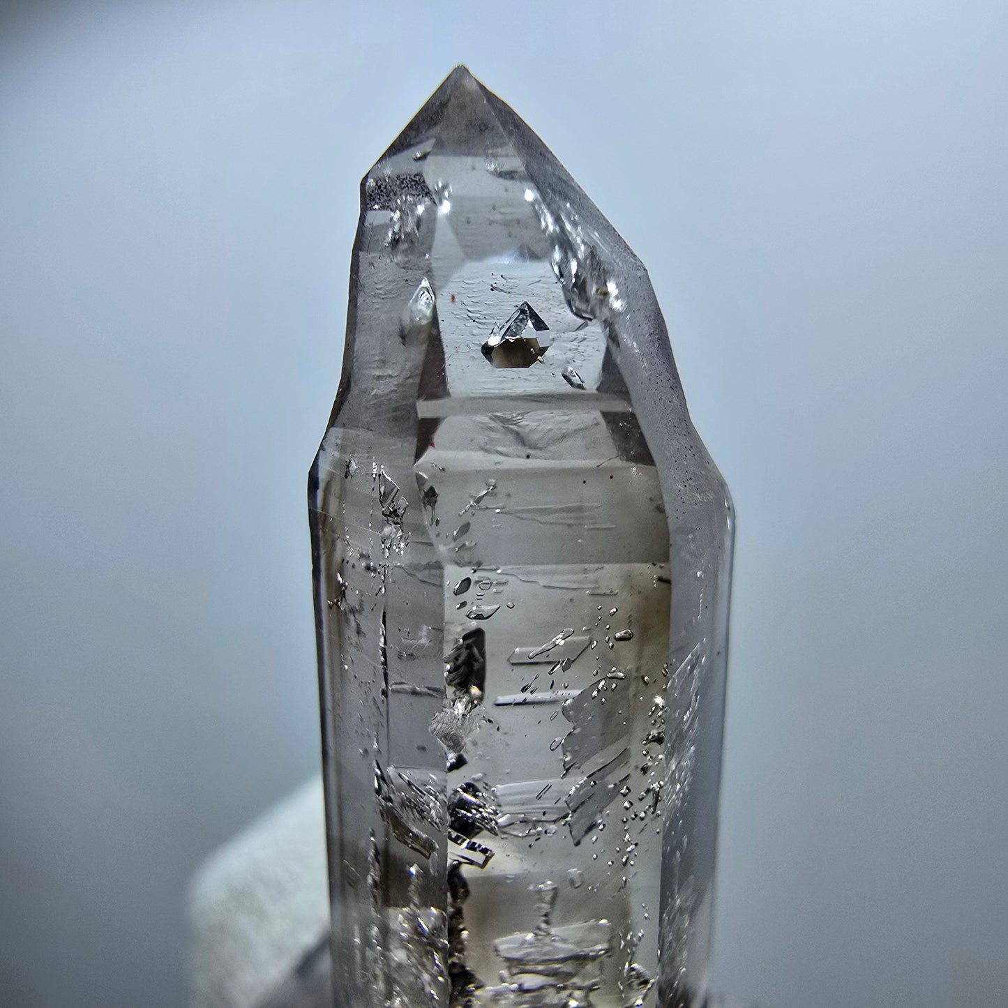 Pointe de sceptre en quartz fumé fantôme transparent, Goboboseb, Namibie, 39 x 12 x 10 mm