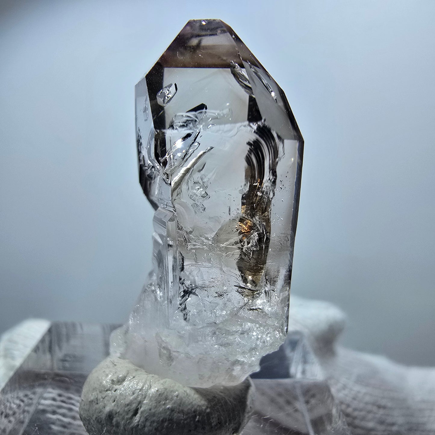 Pointe de sceptre en améthyste fantôme transparente, Goboboseb, Namibie, 31 x 13 x 11 mm
