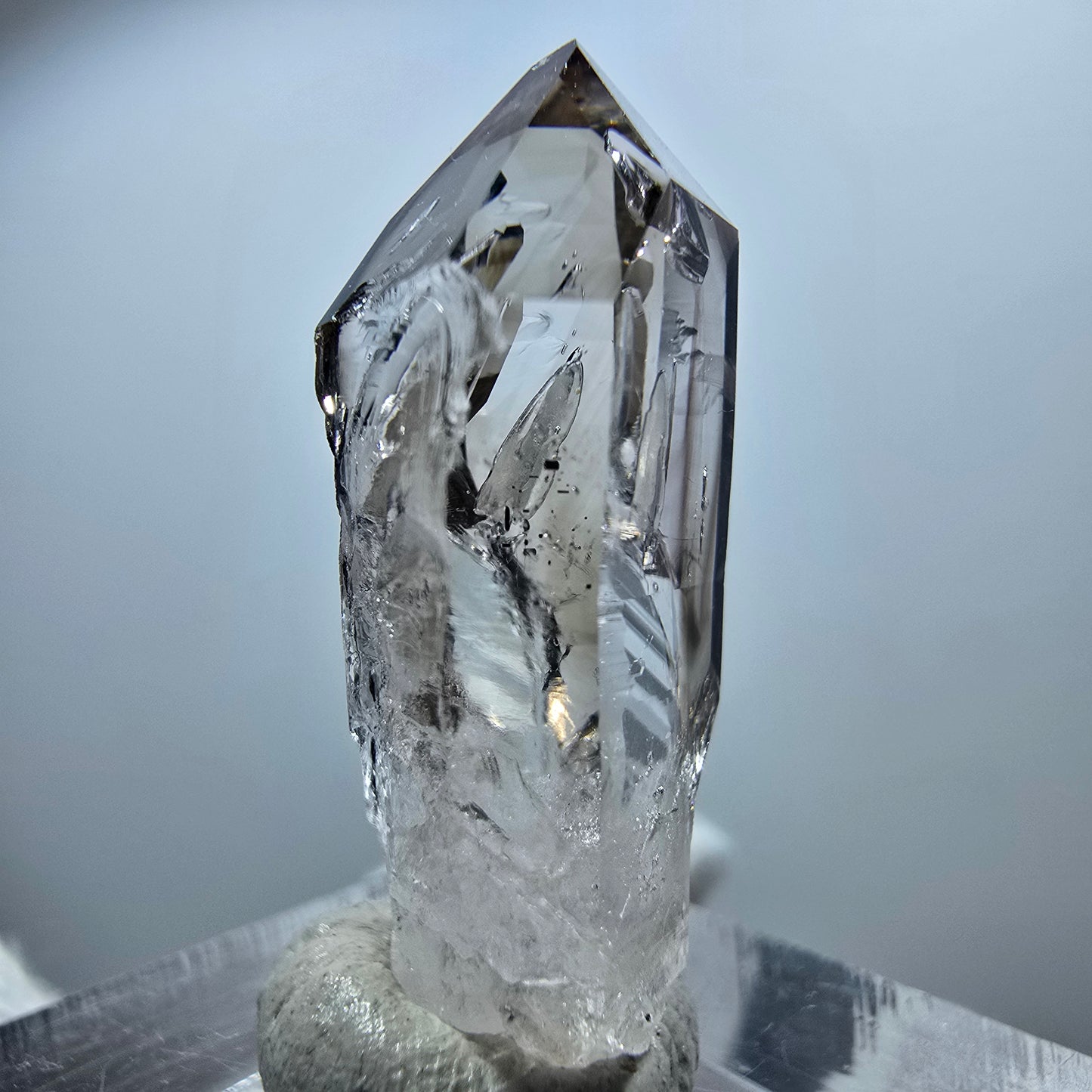 Pointe de sceptre en améthyste fantôme transparente, Goboboseb, Namibie, 31 x 13 x 11 mm