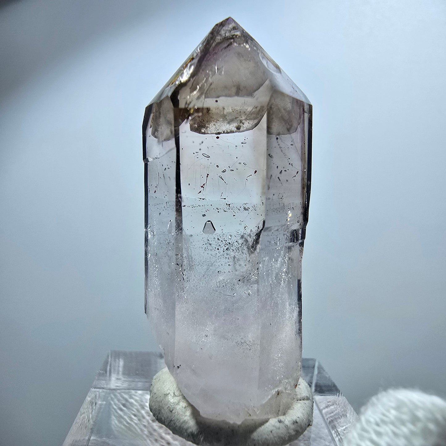 Pointe de sceptre en améthyste fantôme transparente, Goboboseb, Namibie, 41 x 17 x 15 mm
