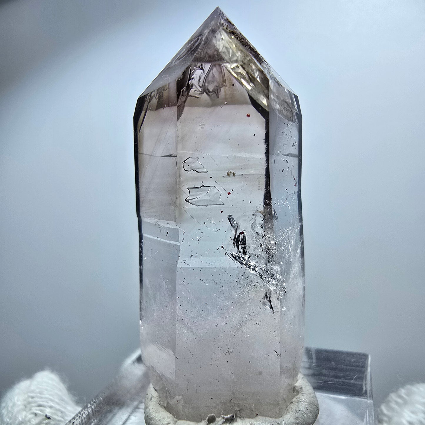 Pointe de sceptre en améthyste fantôme transparente, Goboboseb, Namibie, 41 x 17 x 15 mm