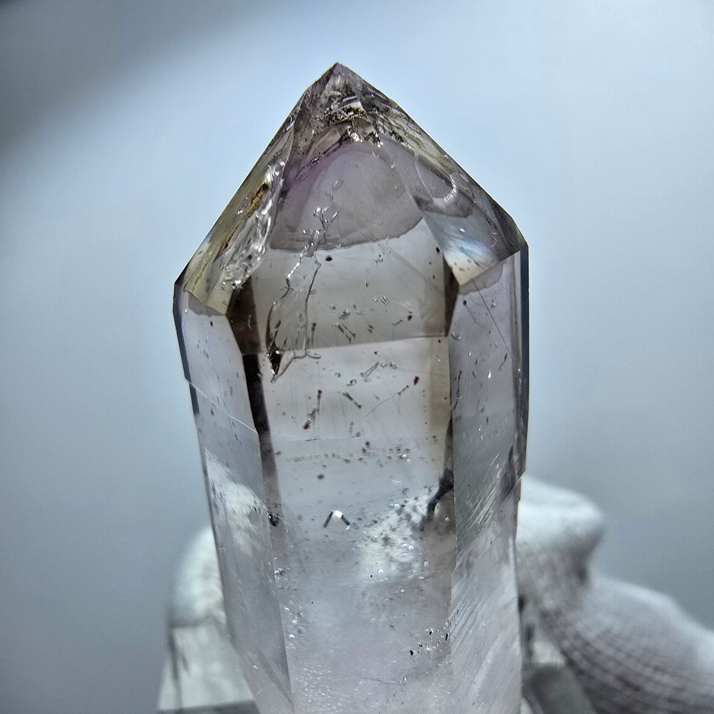 Pointe de sceptre en améthyste fantôme transparente, Goboboseb, Namibie, 41 x 17 x 15 mm