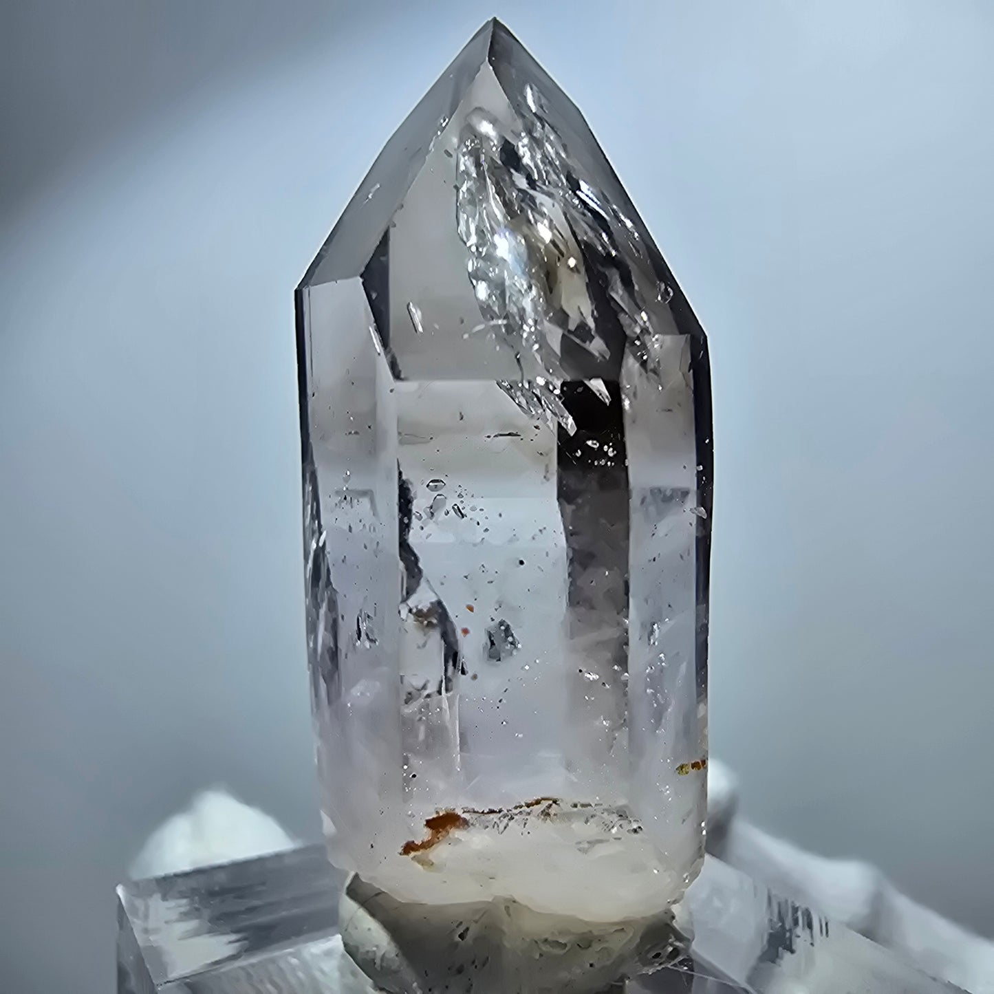Pointe de sceptre en quartz fumé fantôme transparent, Goboboseb, Namibie, 43 x 20 x 13 mm