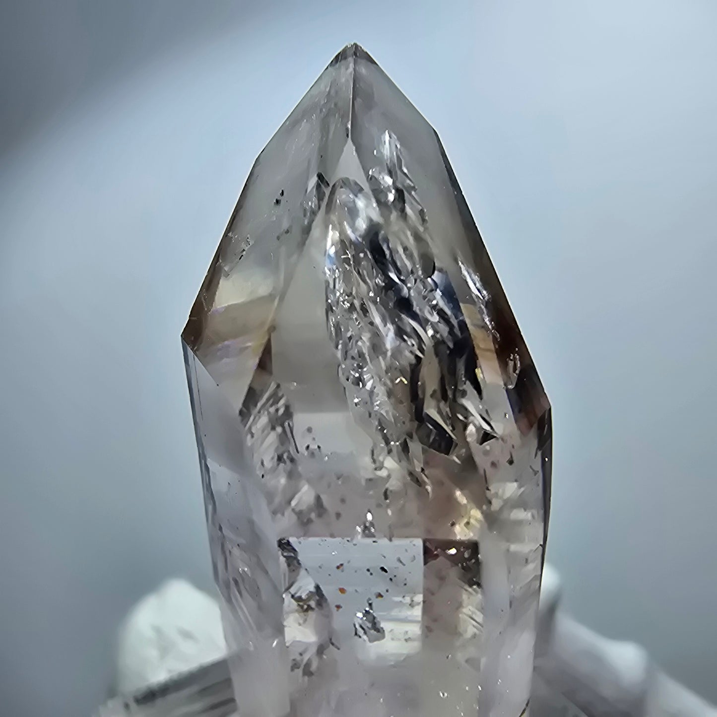 Pointe de sceptre en quartz fumé fantôme transparent, Goboboseb, Namibie, 43 x 20 x 13 mm