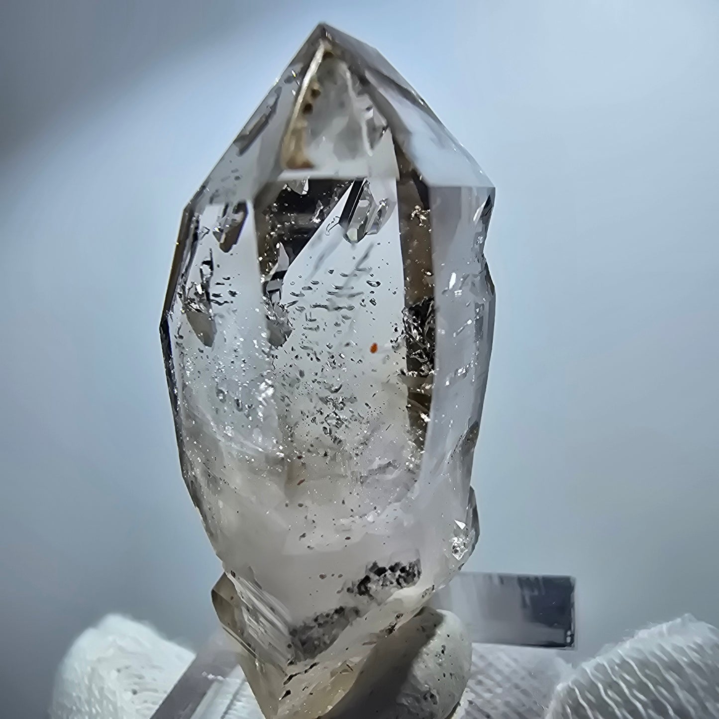 Pointe de sceptre en quartz fumé fantôme transparent, Goboboseb, Namibie, 44 x 21 x 18 mm