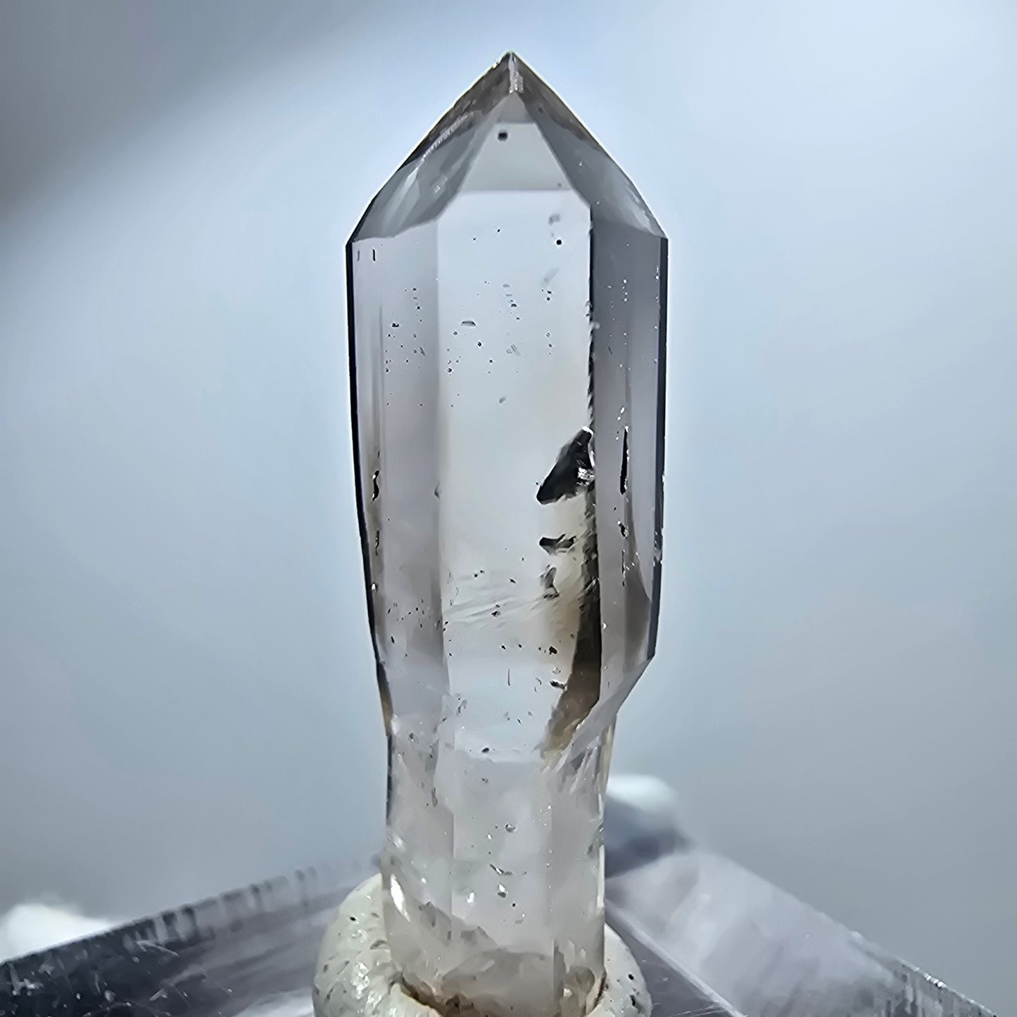 Pointe de sceptre en quartz fumé fantôme transparent, Goboboseb, Namibie, 31 x 8 x 8 mm