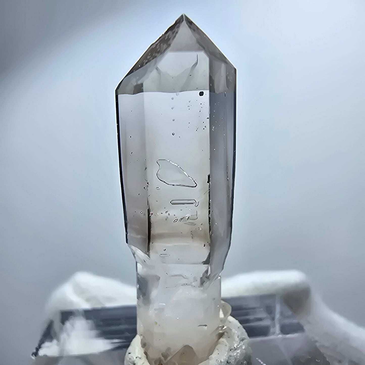 Pointe de sceptre en quartz fumé fantôme transparent, Goboboseb, Namibie, 31 x 8 x 8 mm
