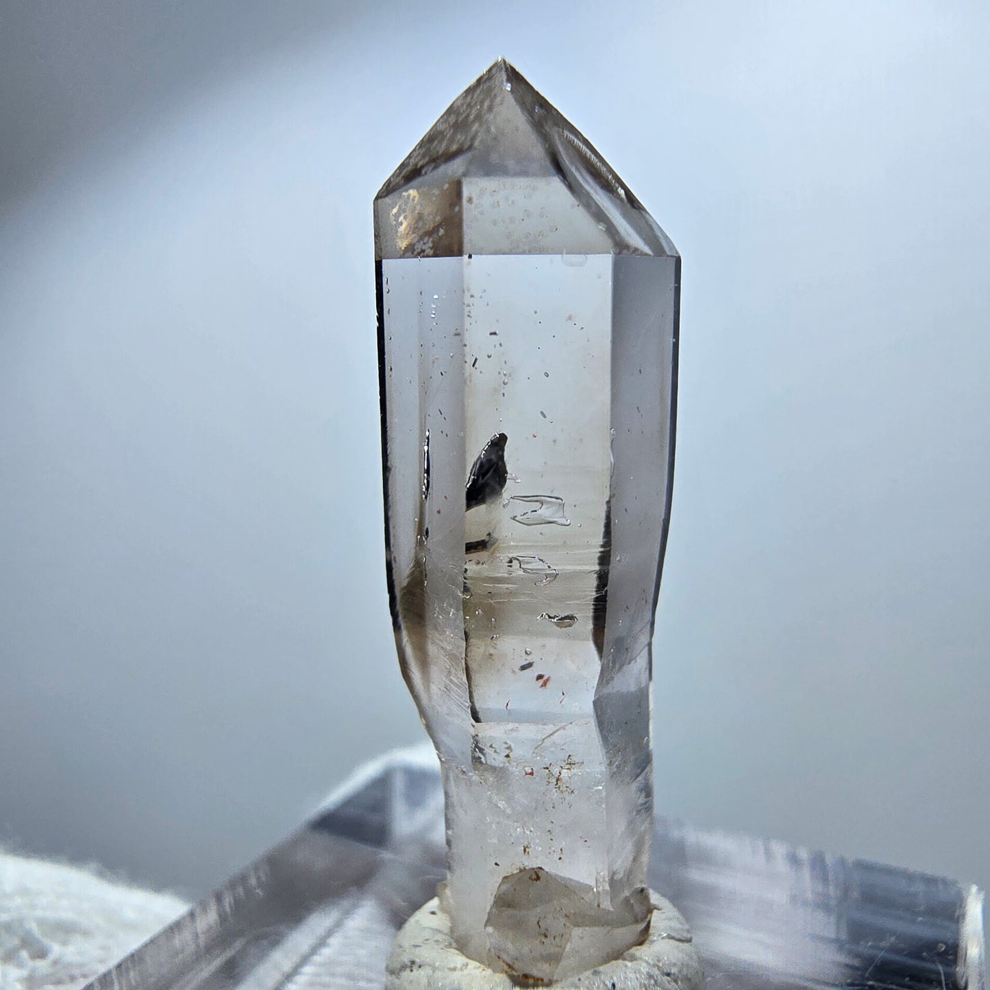 Pointe de sceptre en quartz fumé fantôme transparent, Goboboseb, Namibie, 31 x 8 x 8 mm