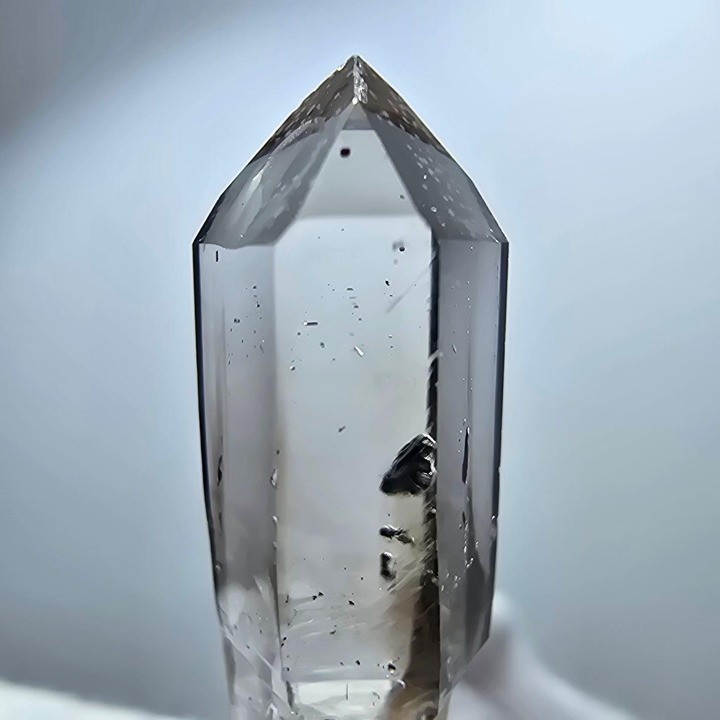 Pointe de sceptre en quartz fumé fantôme transparent, Goboboseb, Namibie, 31 x 8 x 8 mm