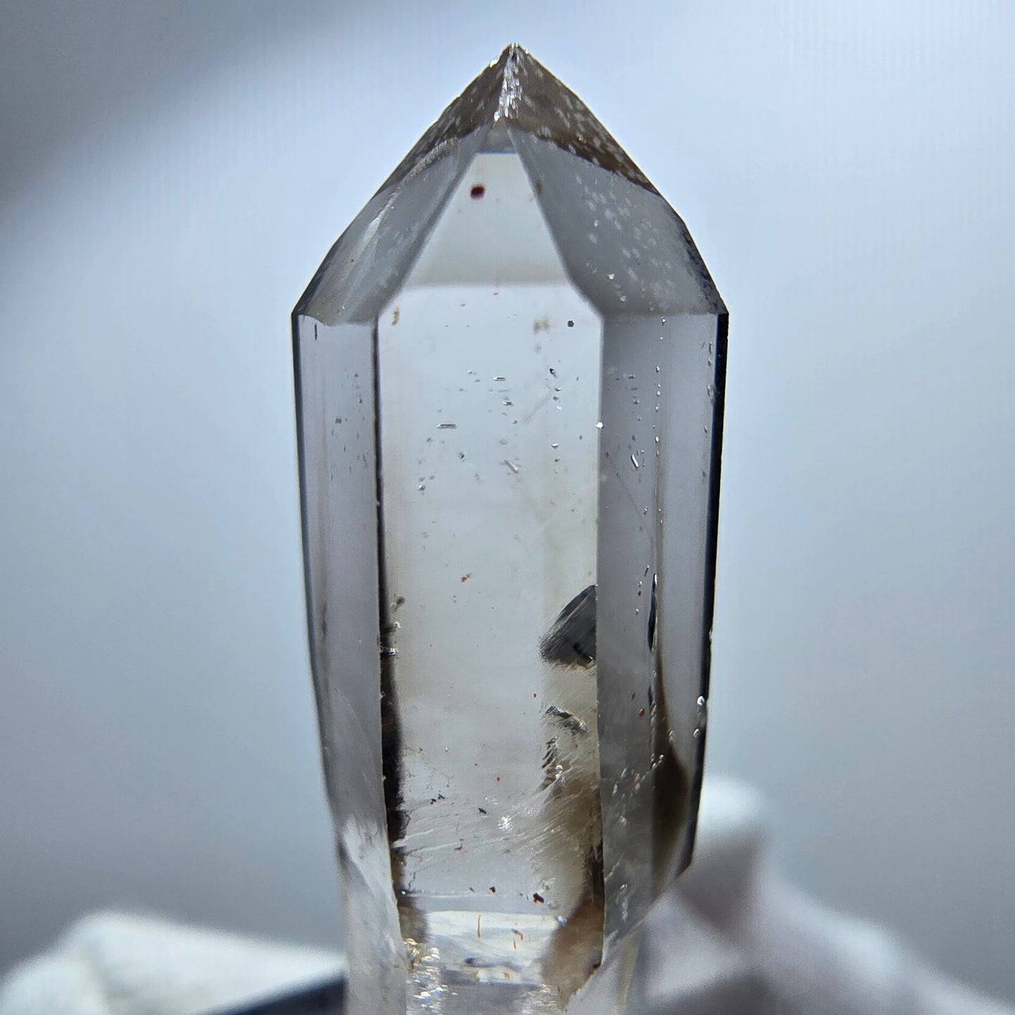 Pointe de sceptre en quartz fumé fantôme transparent, Goboboseb, Namibie, 31 x 8 x 8 mm
