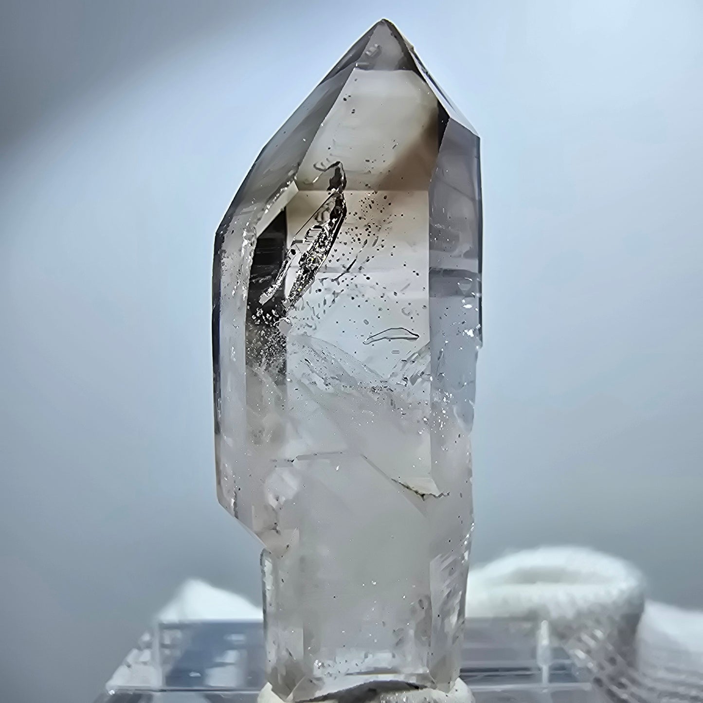 Pointe de sceptre en quartz fumé fantôme transparent, Goboboseb, Namibie, 38 x 14 x 10 mm