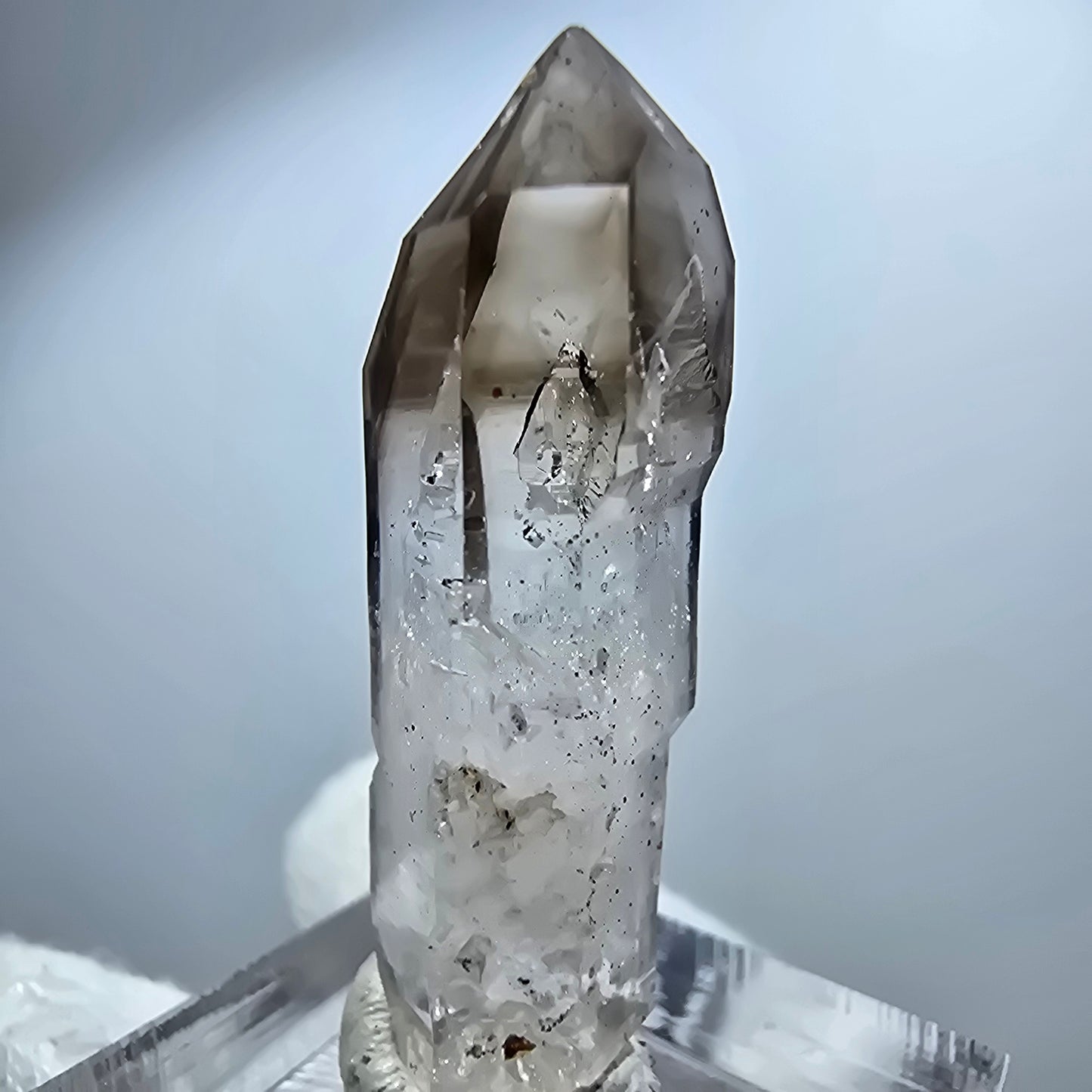 Pointe de sceptre en quartz fumé fantôme transparent, Goboboseb, Namibie, 38 x 14 x 10 mm