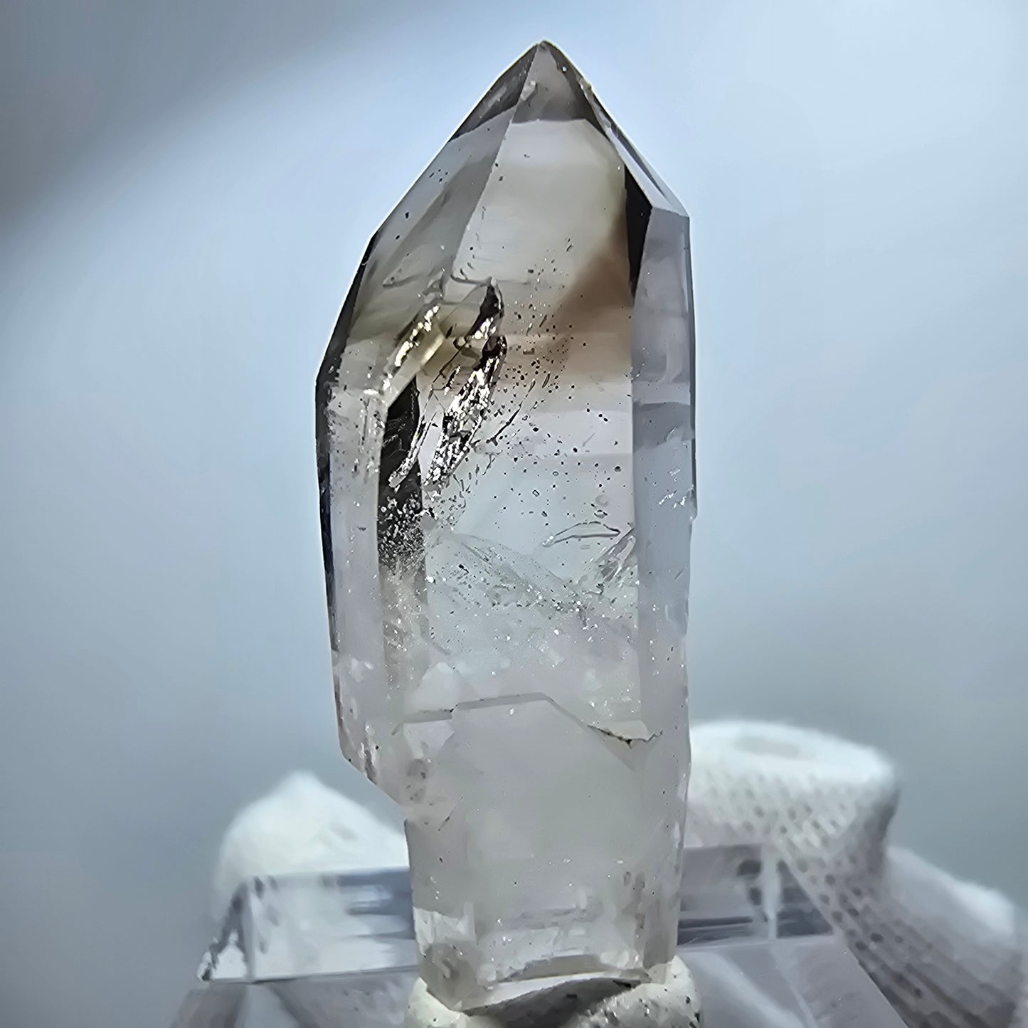 Pointe de sceptre en quartz fumé fantôme transparent, Goboboseb, Namibie, 38 x 14 x 10 mm