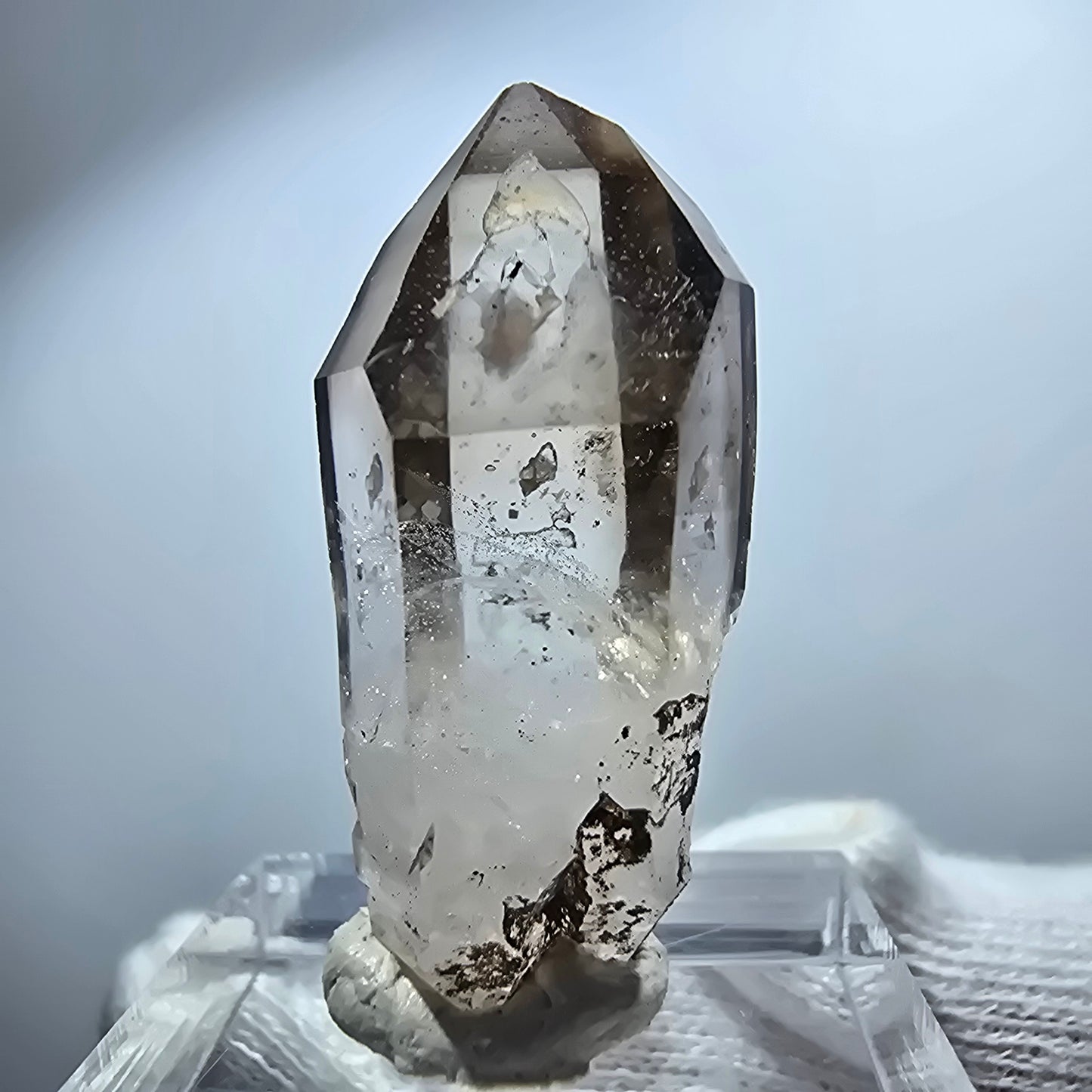 Pointe de sceptre en quartz fumé fantôme transparent, Goboboseb, Namibie, 35 x 13 x 13 mm