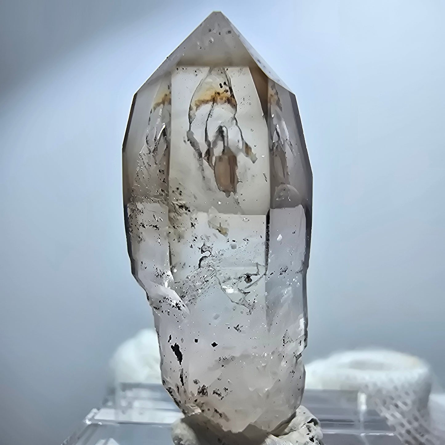 Pointe de sceptre en quartz fumé fantôme transparent, Goboboseb, Namibie, 35 x 13 x 13 mm