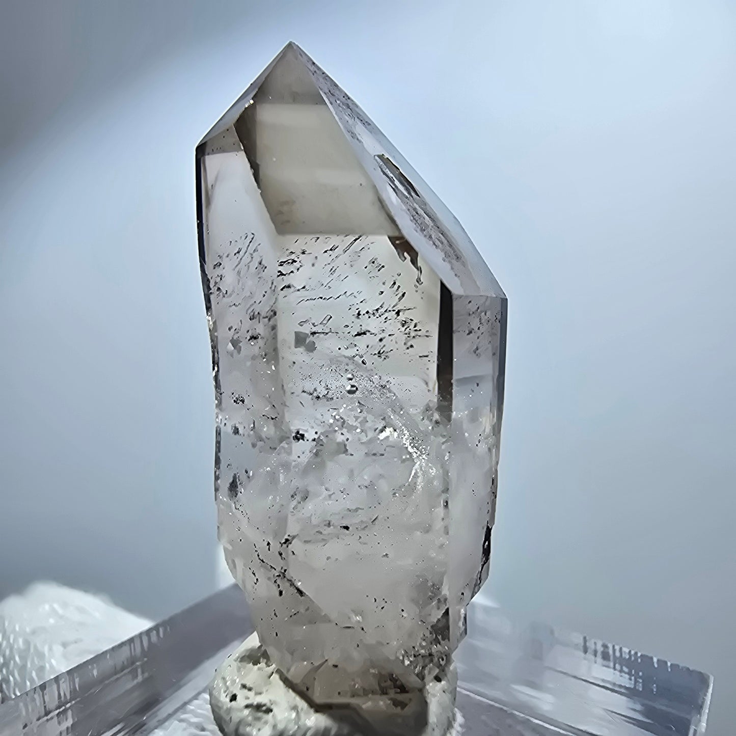 Pointe de sceptre en quartz fumé fantôme transparent, Goboboseb, Namibie, 35 x 13 x 13 mm