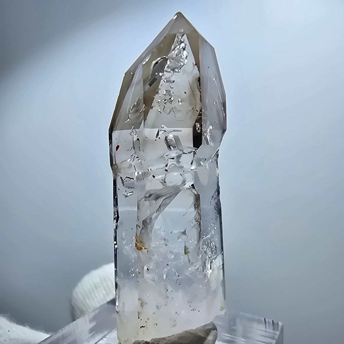 Pointe de sceptre en quartz fumé fantôme transparent, Goboboseb, Namibie, 45 x 13 x 14 mm