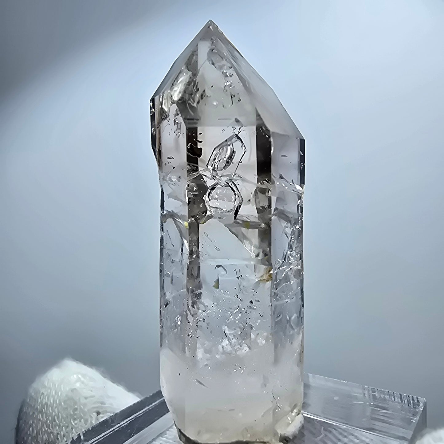 Pointe de sceptre en quartz fumé fantôme transparent, Goboboseb, Namibie, 45 x 13 x 14 mm