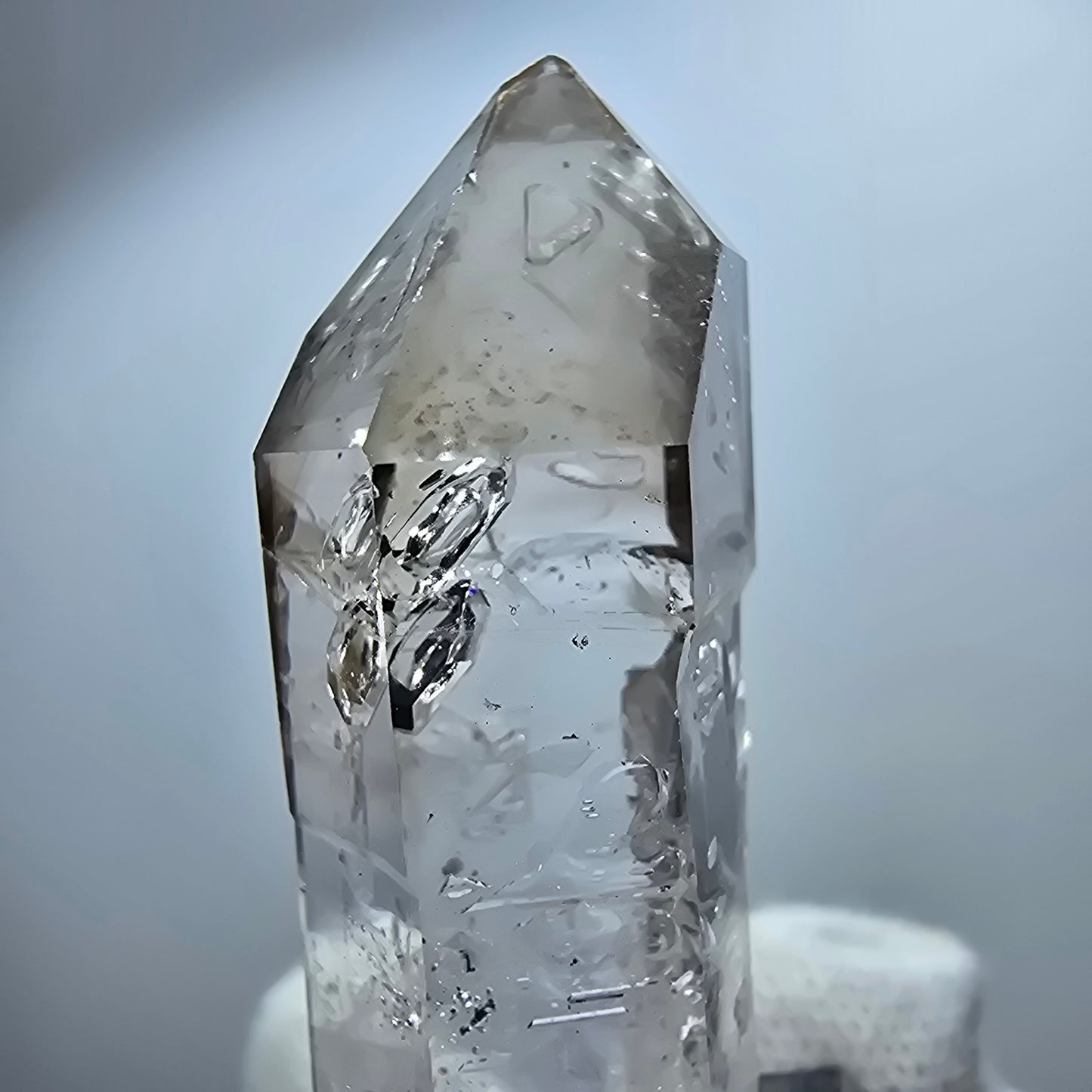 Pointe de sceptre en quartz fumé fantôme transparent, Goboboseb, Namibie, 45 x 13 x 14 mm
