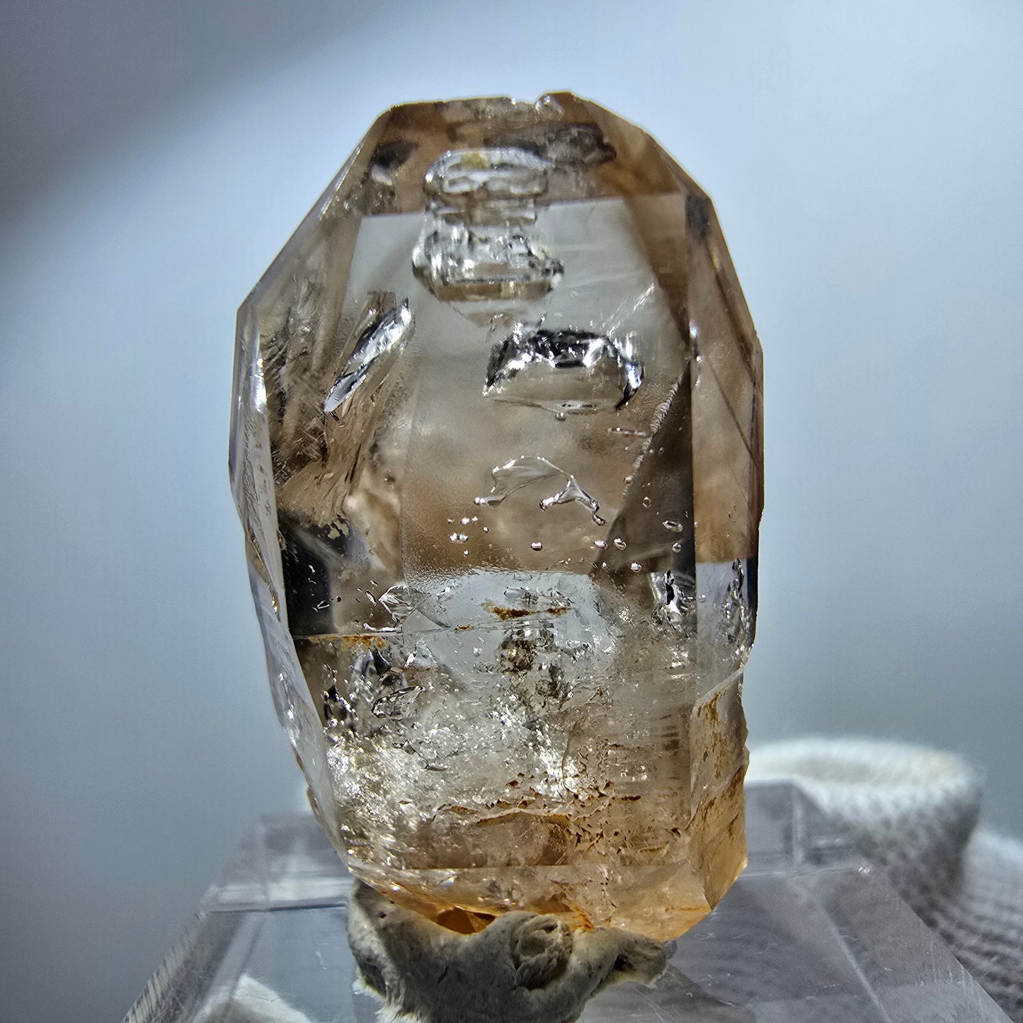 Pointe de sceptre en quartz fumé fantôme transparent, Goboboseb, Namibie, 30 x 19 x 16 mm