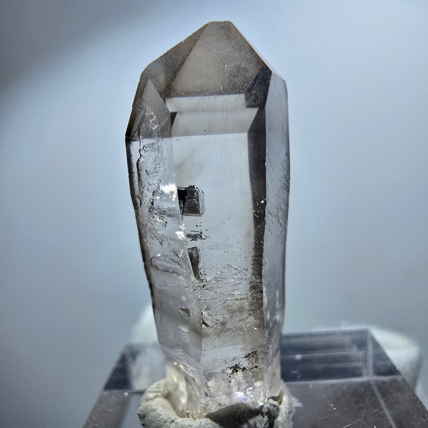 Pointe de sceptre en quartz fumé fantôme transparent, Goboboseb, Namibie, 33 x 11 x 13 mm