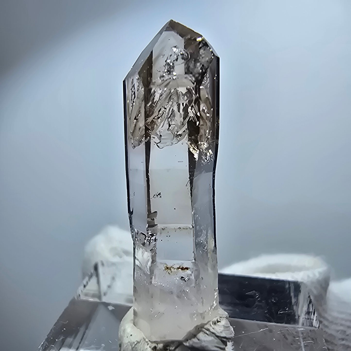Pointe de sceptre en quartz fumé fantôme lémurien, Goboboseb, Namibie, 32 x 8 x 8 mm
