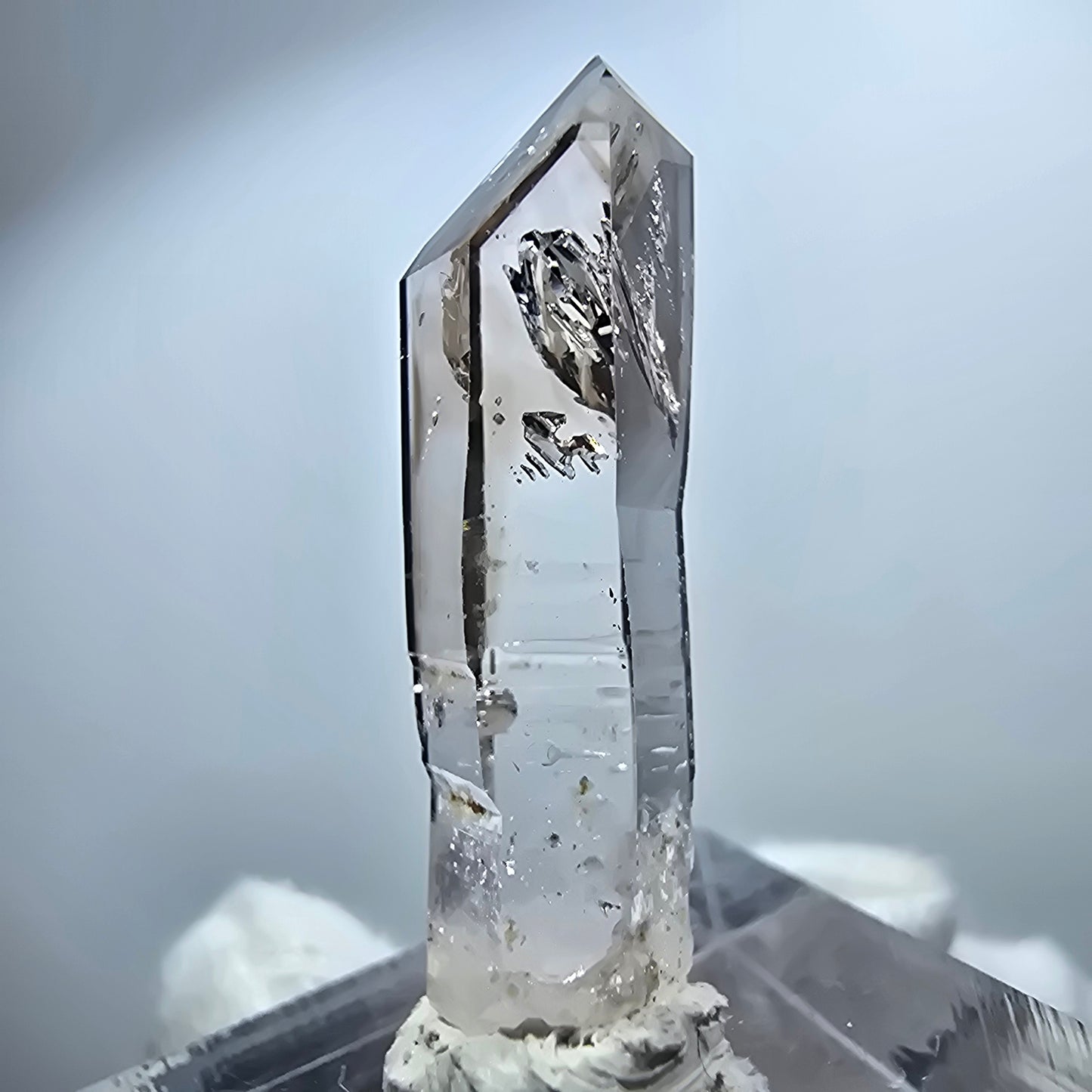 Pointe de sceptre en quartz fumé fantôme lémurien, Goboboseb, Namibie, 32 x 8 x 8 mm