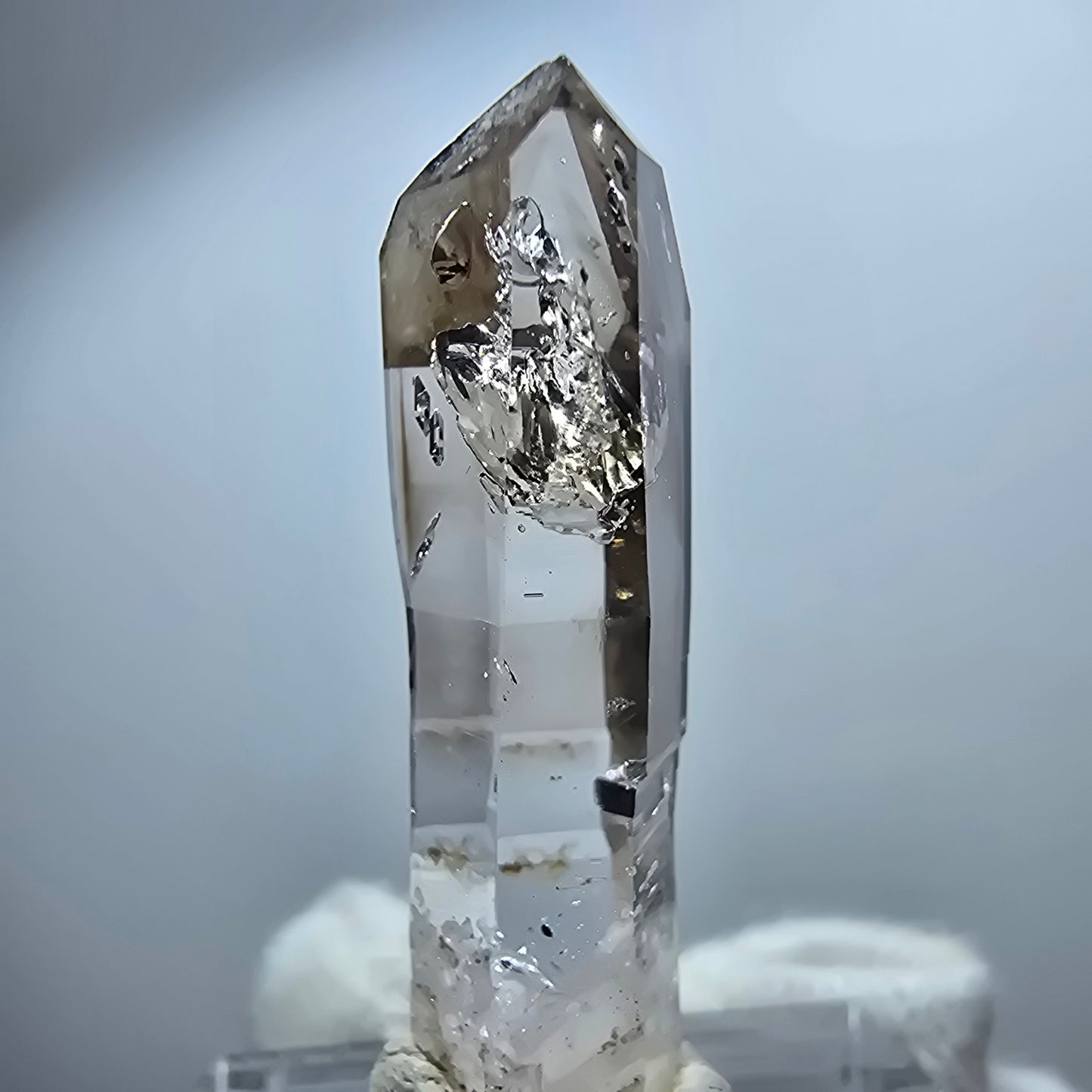 Pointe de sceptre en quartz fumé fantôme lémurien, Goboboseb, Namibie, 32 x 8 x 8 mm