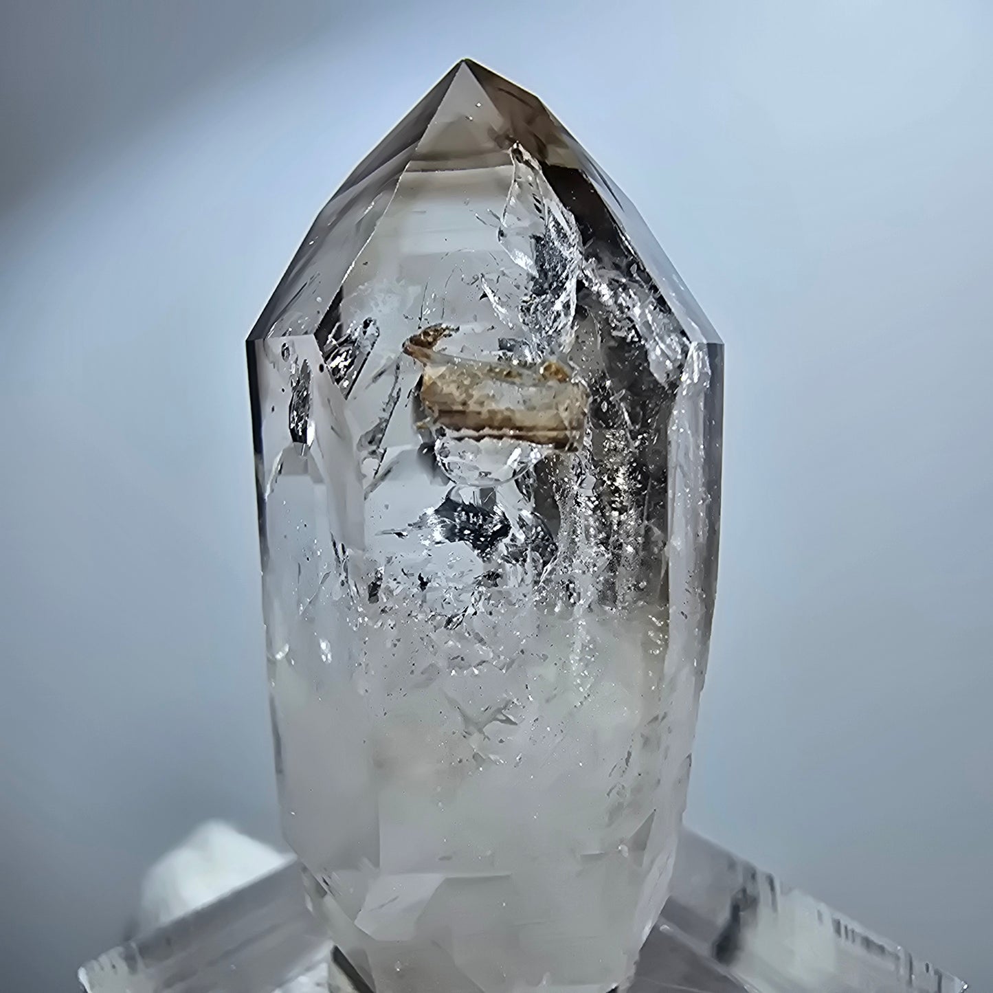Pointe de sceptre en quartz fumé fantôme lémurien, Goboboseb, Namibie, 41 x 18 x 13 mm
