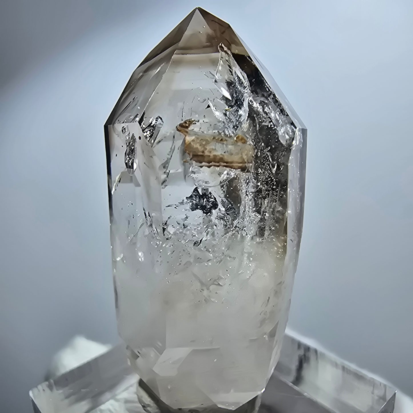 Pointe de sceptre en quartz fumé fantôme lémurien, Goboboseb, Namibie, 41 x 18 x 13 mm