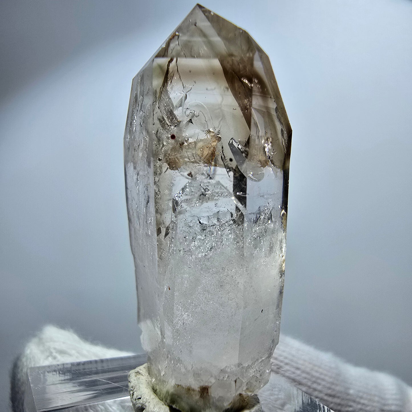 Pointe de sceptre en quartz fumé fantôme lémurien, Goboboseb, Namibie, 41 x 18 x 13 mm
