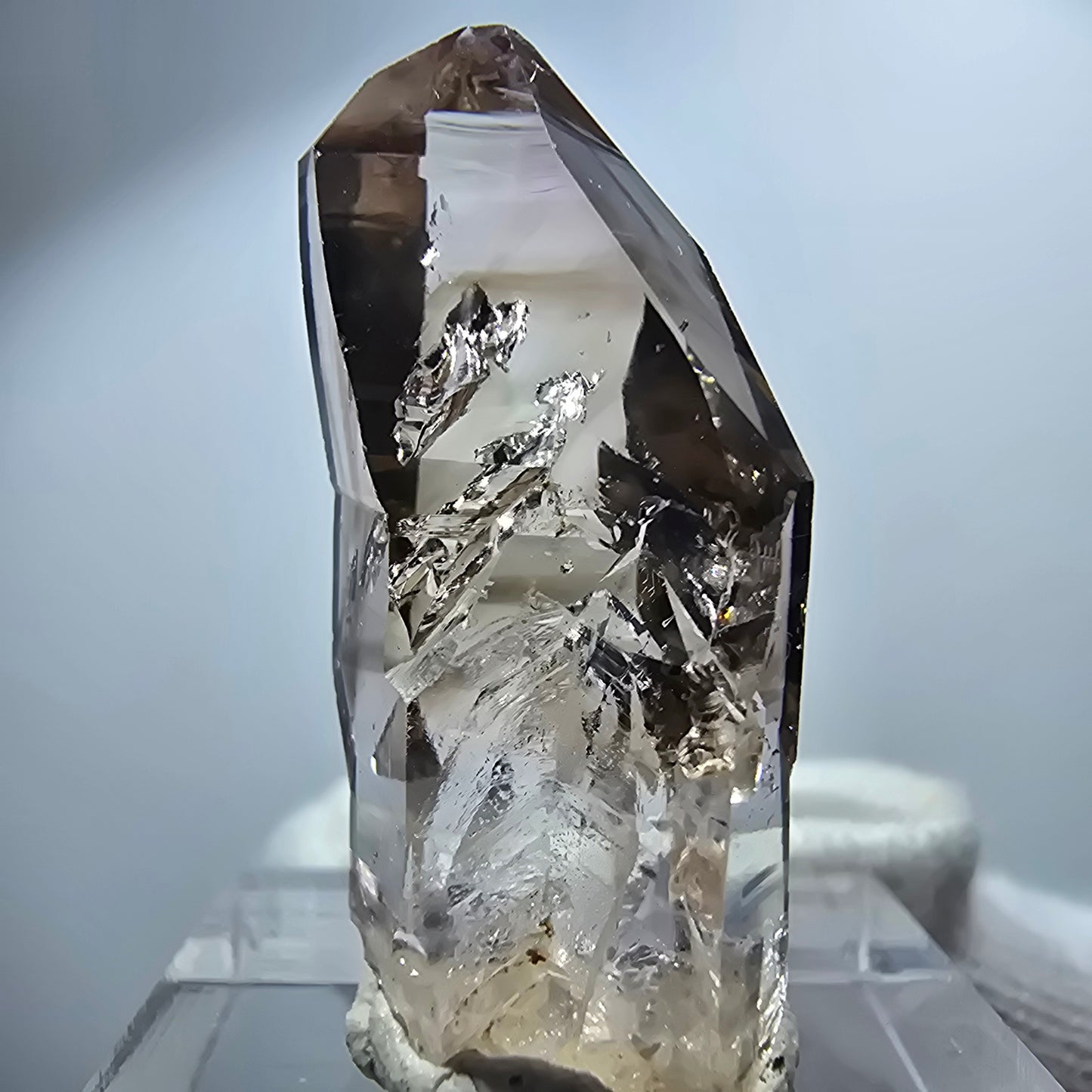 Pointe de sceptre en quartz fumé fantôme transparent, Goboboseb, Namibie, 32 x 15 x 11 mm