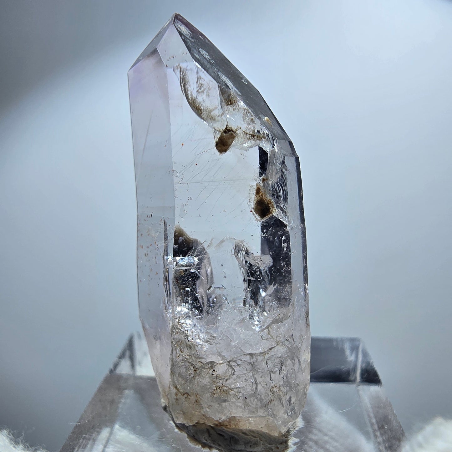 Pointe de sceptre en améthyste fantôme transparente, Goboboseb, Namibie, 38 x 16 x 11 mm