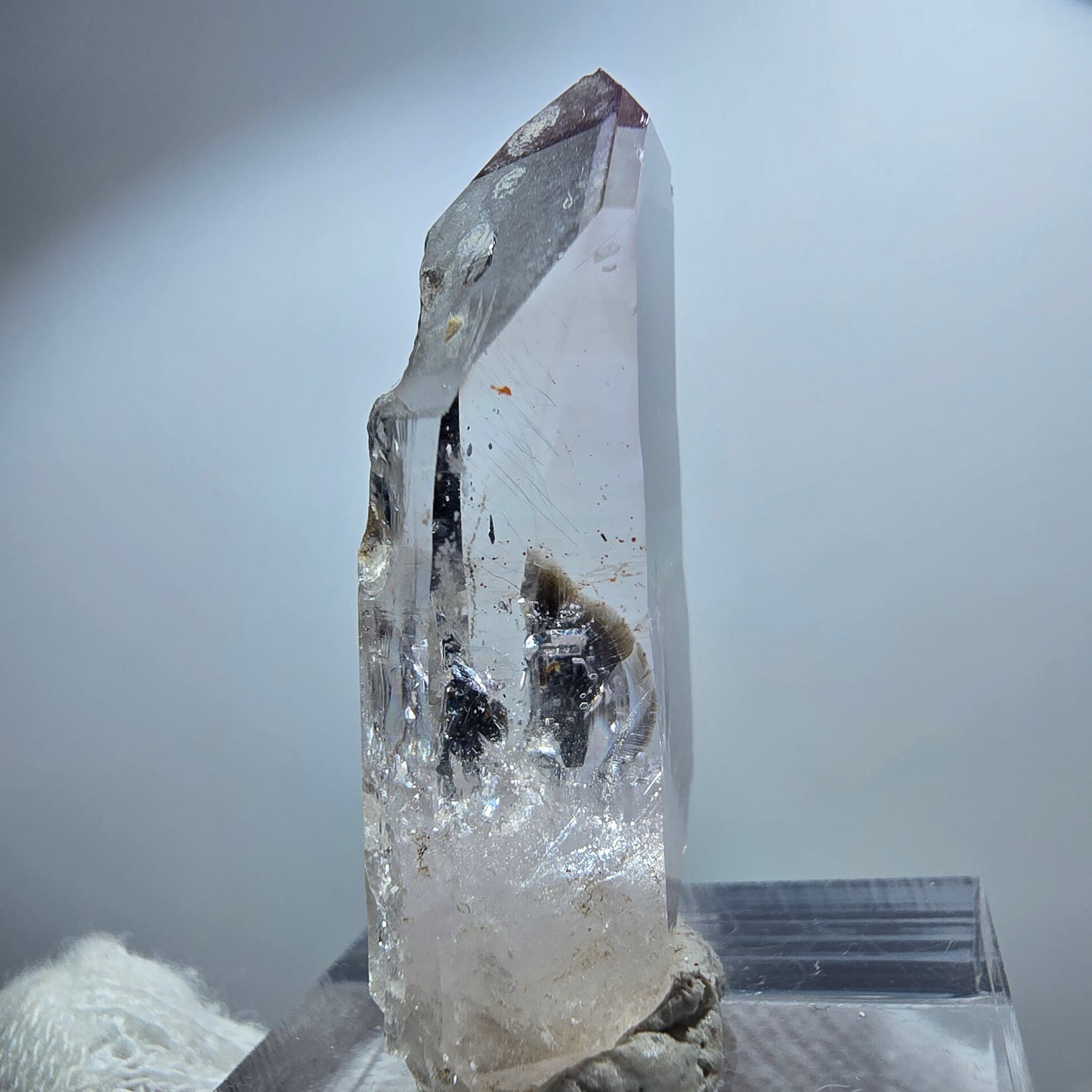 Pointe de sceptre en améthyste fantôme transparente, Goboboseb, Namibie, 38 x 16 x 11 mm