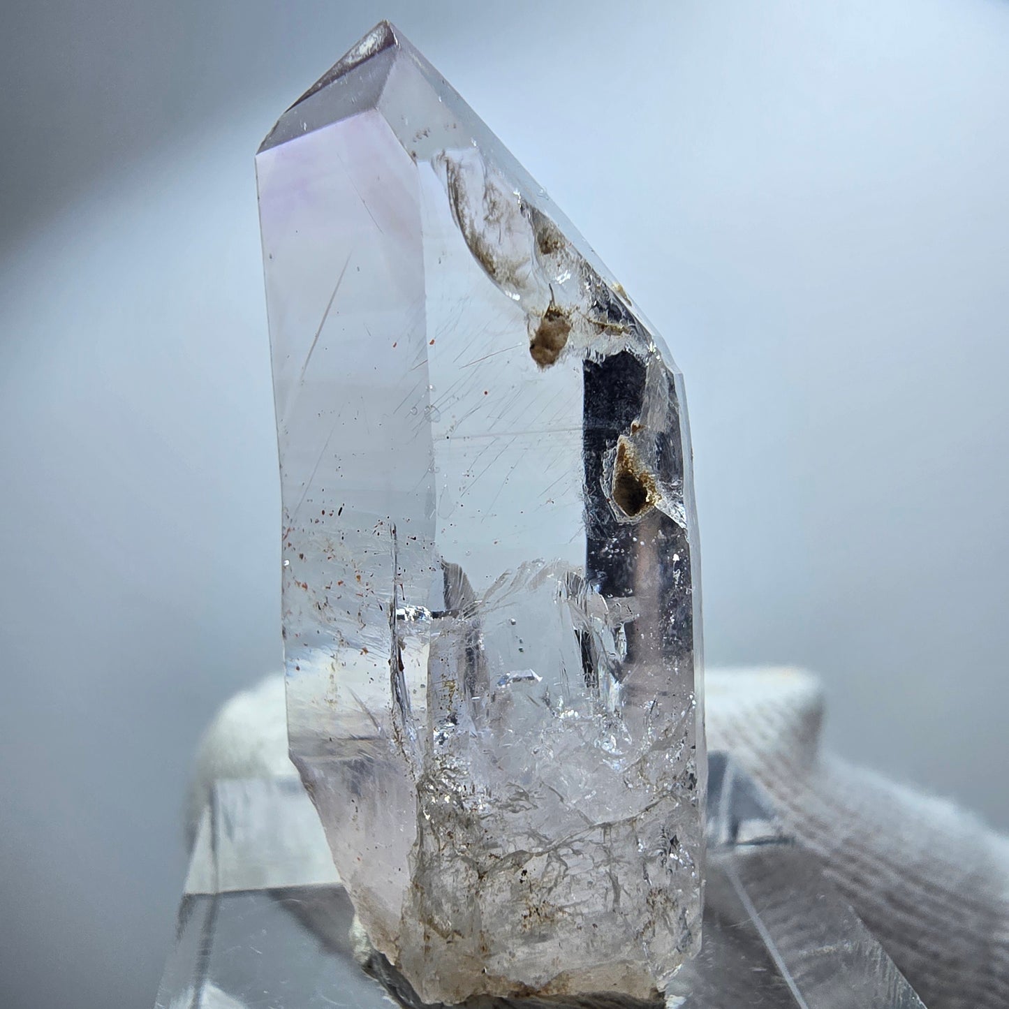 Pointe de sceptre en améthyste fantôme transparente, Goboboseb, Namibie, 38 x 16 x 11 mm