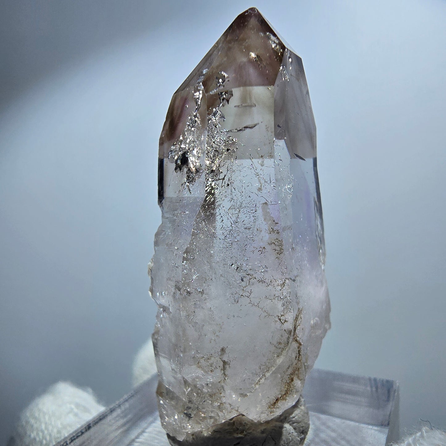 Pointe de sceptre en améthyste fantôme transparente, Goboboseb, Namibie, 40 x 18 x 15 mm