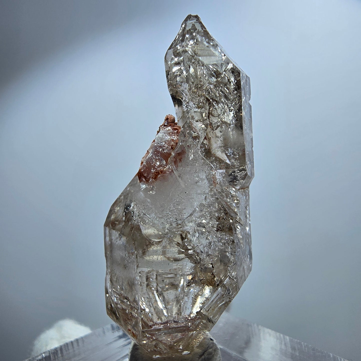 Sceptre en quartz fumé fantôme transparent, DT Point Goboboseb, Namibie, 39 x 15 x 16 mm