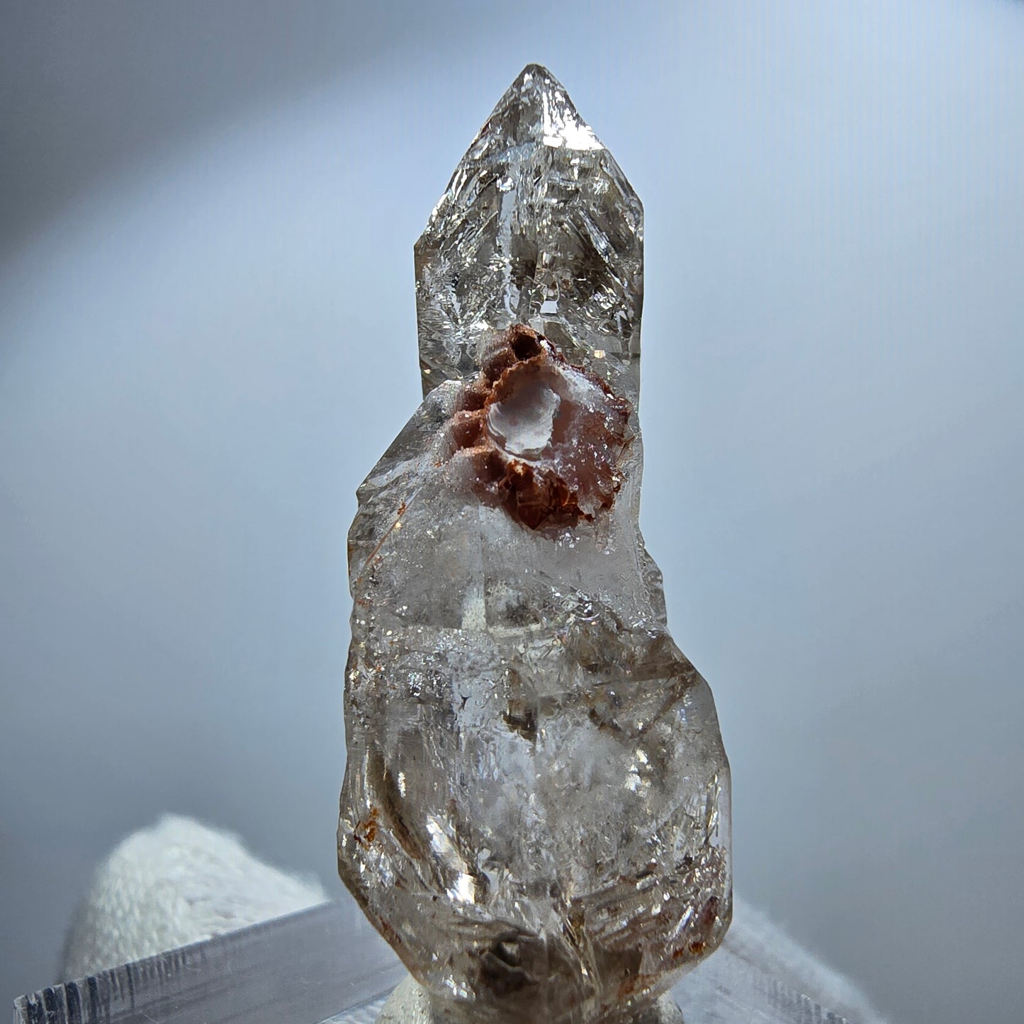 Sceptre en quartz fumé fantôme transparent, DT Point Goboboseb, Namibie, 39 x 15 x 16 mm