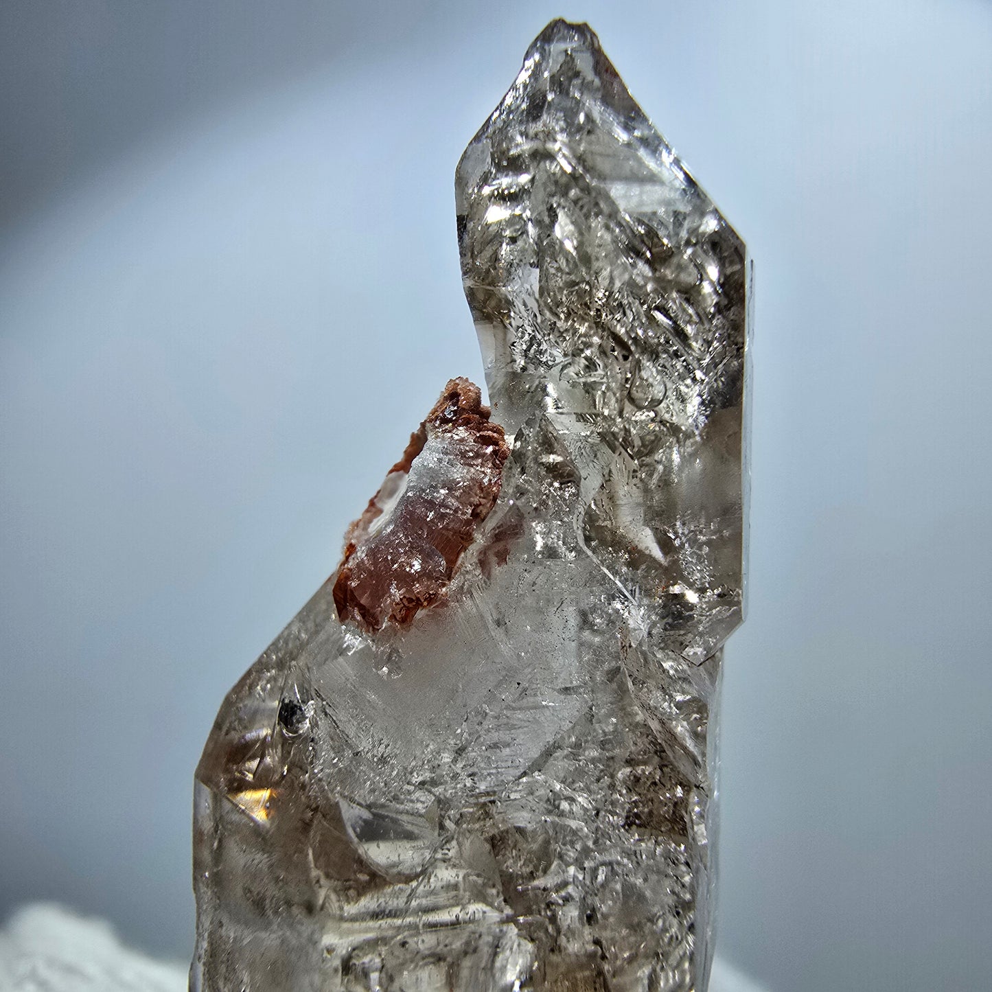 Sceptre en quartz fumé fantôme transparent, DT Point Goboboseb, Namibie, 39 x 15 x 16 mm