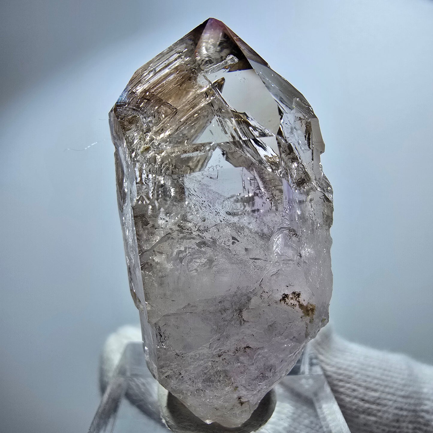 Pointe de sceptre en améthyste fantôme transparente, Goboboseb, Namibie, 46 x 20 x 20 mm