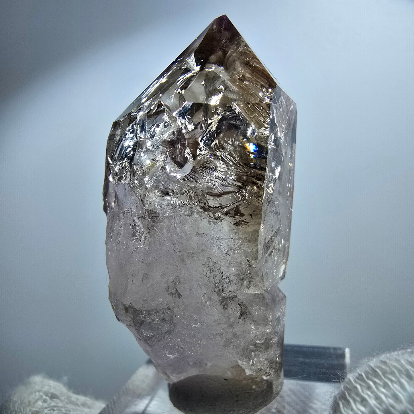 Pointe de sceptre en améthyste fantôme transparente, Goboboseb, Namibie, 46 x 20 x 20 mm