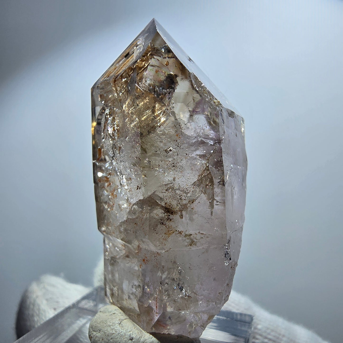Pointe de sceptre en améthyste fantôme transparente, Goboboseb, Namibie, 46 x 20 x 20 mm