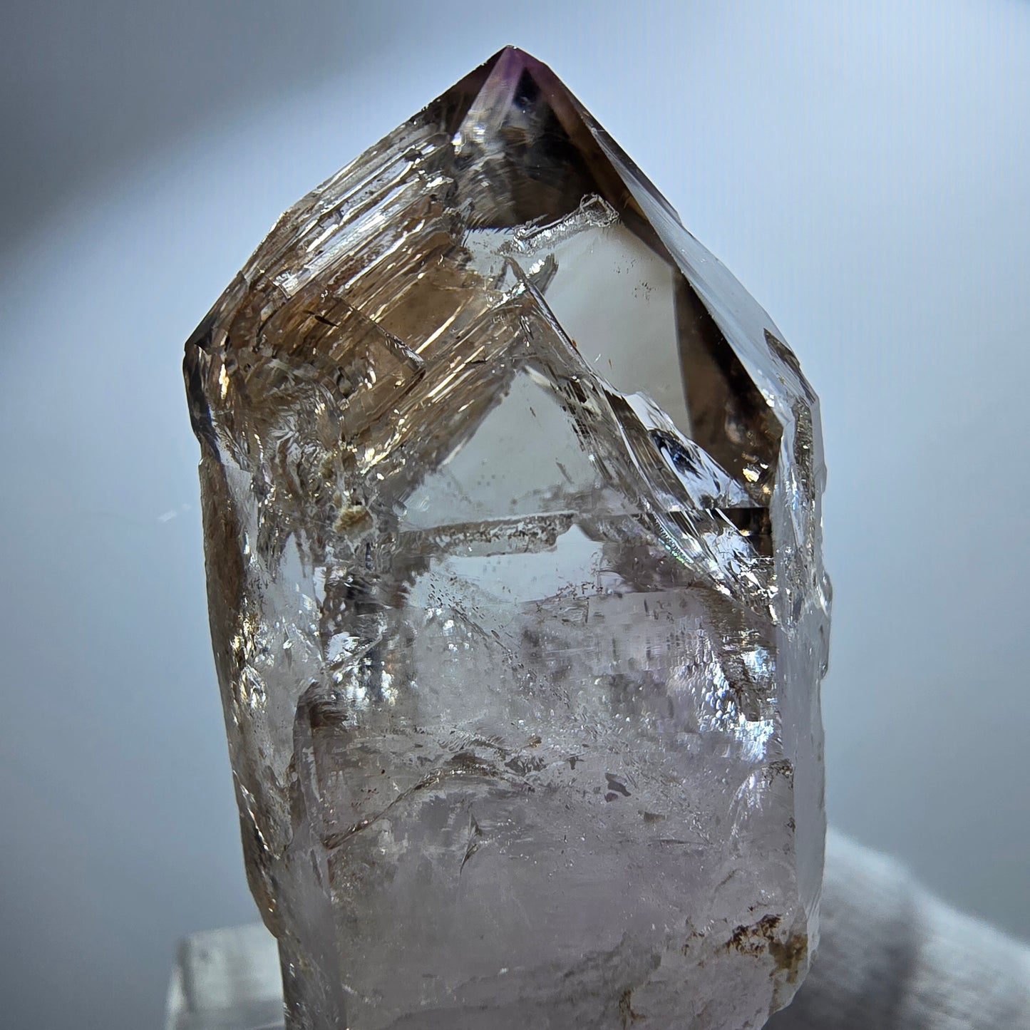 Pointe de sceptre en améthyste fantôme transparente, Goboboseb, Namibie, 46 x 20 x 20 mm