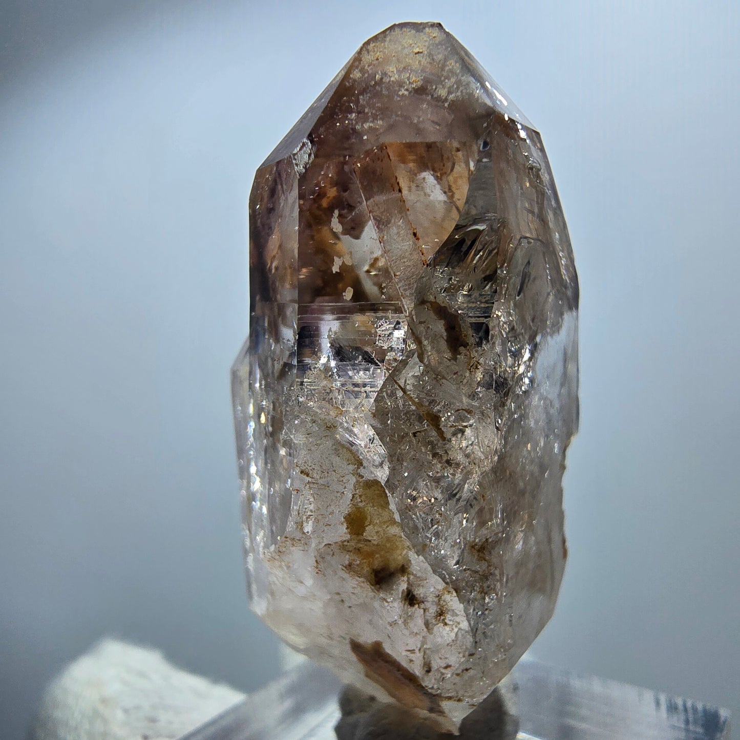 Pointe de sceptre en améthyste fantôme transparente, Goboboseb, Namibie, 41 x 21 x 17 mm