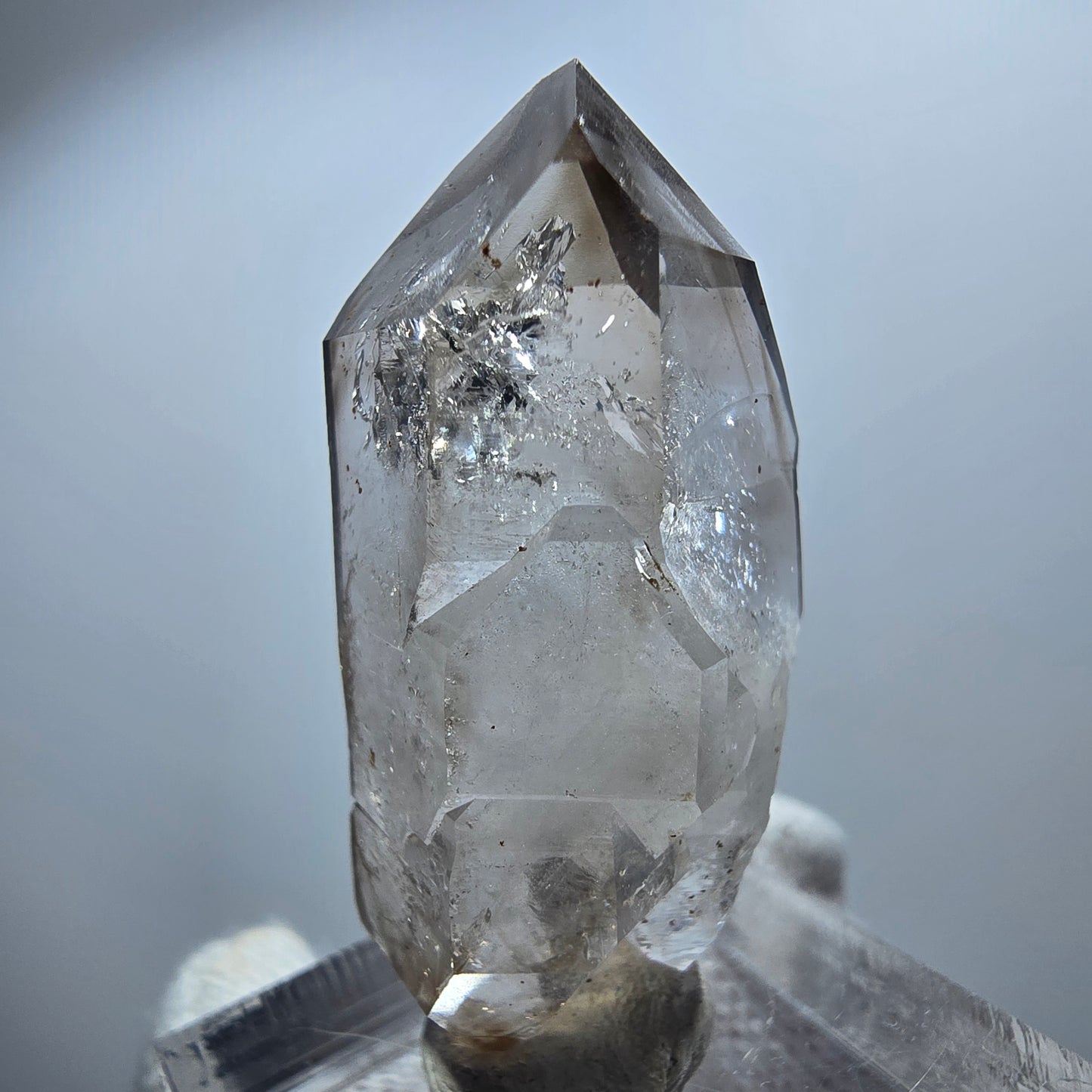 Sceptre en quartz fumé fantôme transparent, DT Point Goboboseb, Namibie, 39 x 17 x 14 mm