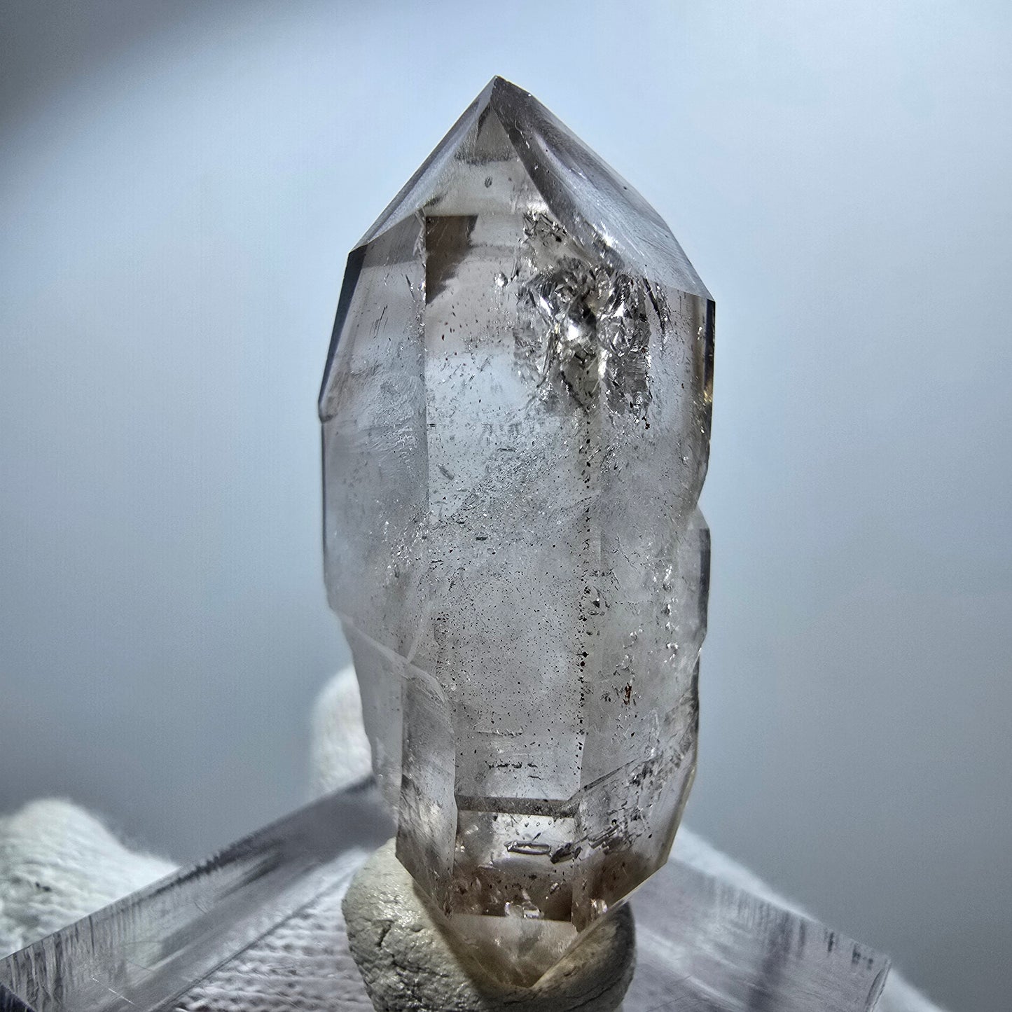 Sceptre en quartz fumé fantôme transparent, DT Point Goboboseb, Namibie, 39 x 17 x 14 mm