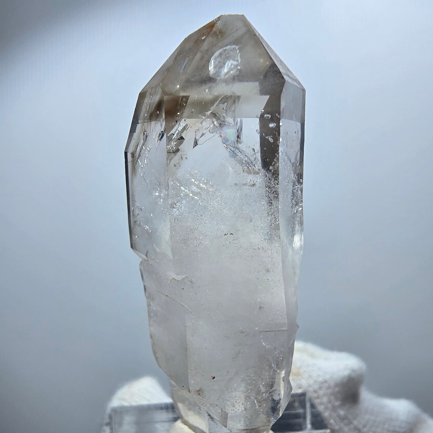 Sceptre en quartz fumé fantôme transparent, DT Point Goboboseb, Namibie, 47 x 16 x 15 mm