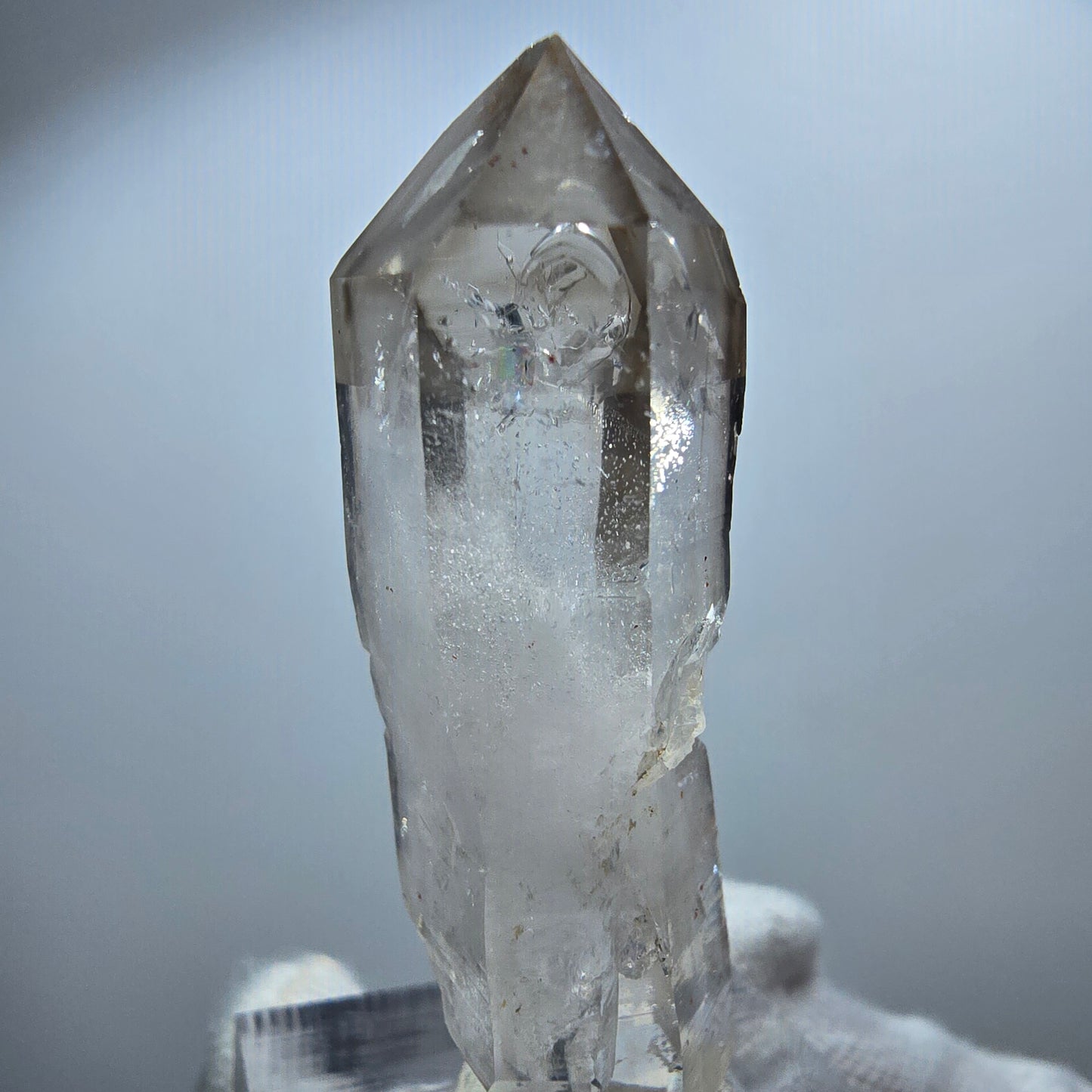 Sceptre en quartz fumé fantôme transparent, DT Point Goboboseb, Namibie, 47 x 16 x 15 mm