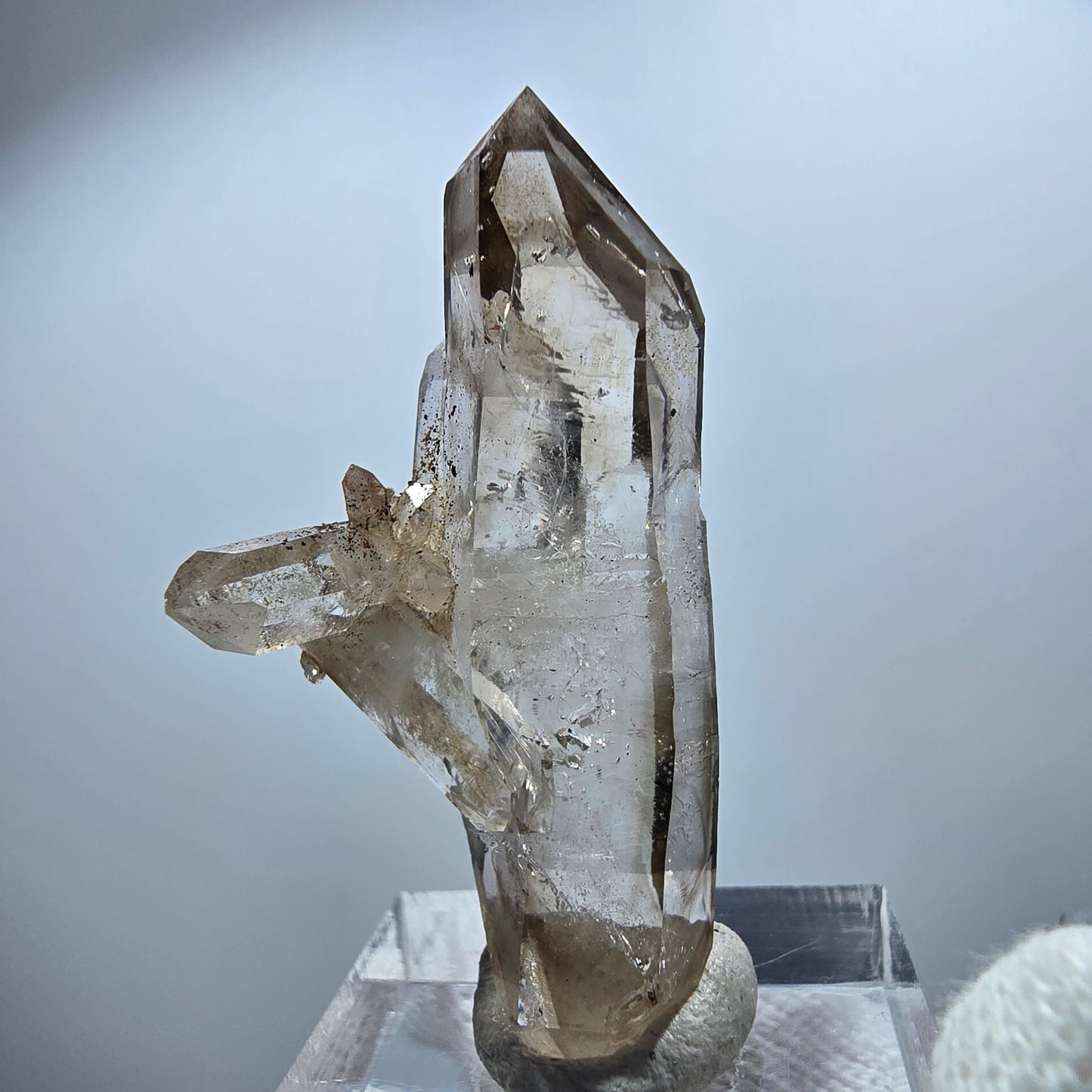 Sceptre en quartz fumé fantôme transparent, amas de Goboboseb, Namibie, 43 x 23 x 16 mm