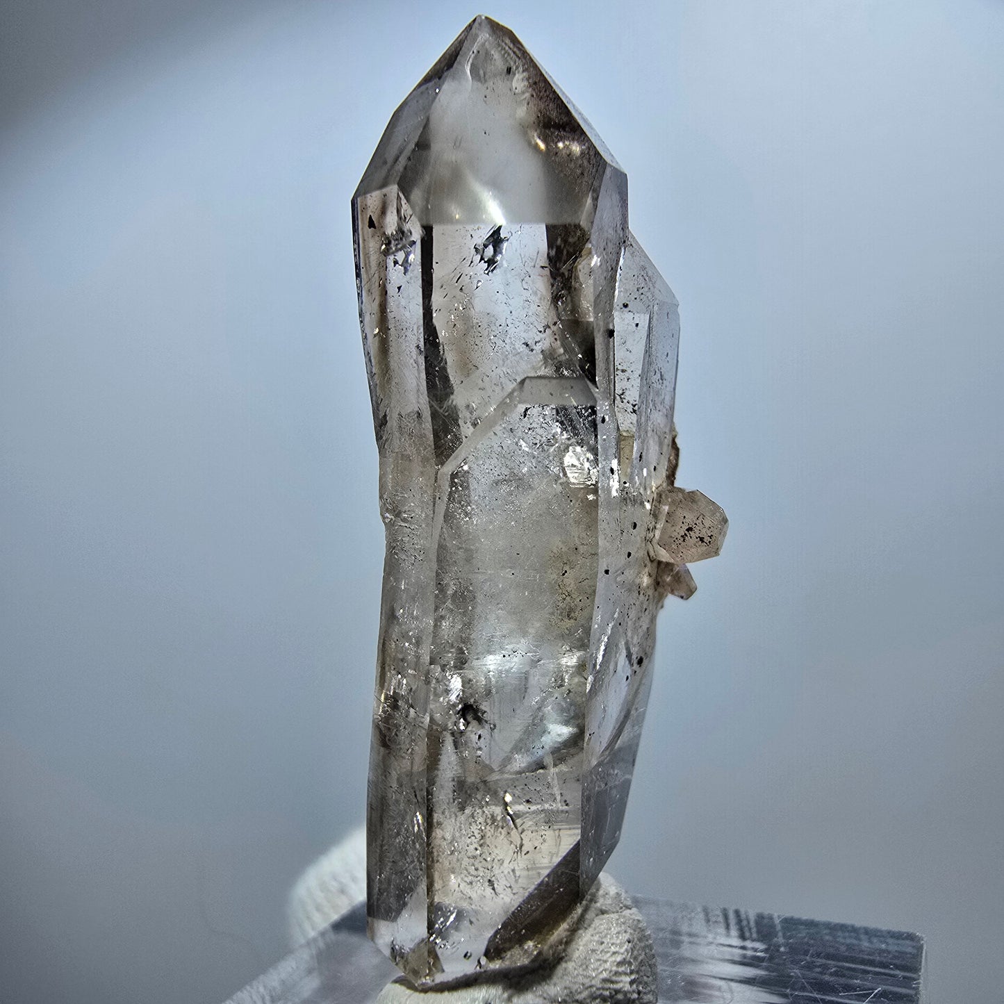 Sceptre en quartz fumé fantôme transparent, amas de Goboboseb, Namibie, 43 x 23 x 16 mm